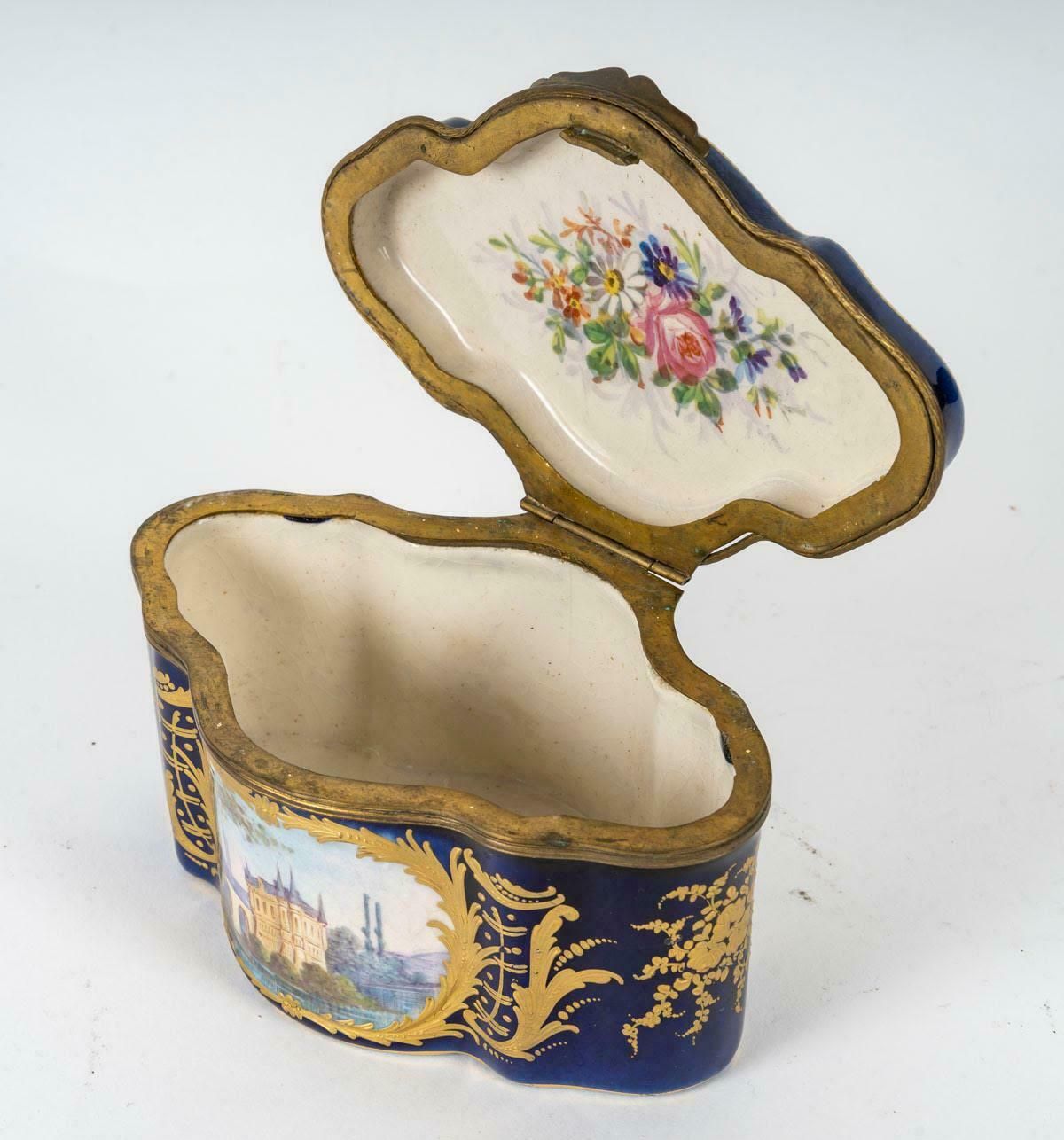 Small 19th Century Napoleon III Period Sèvres Porcelain Box. photo Home Decor