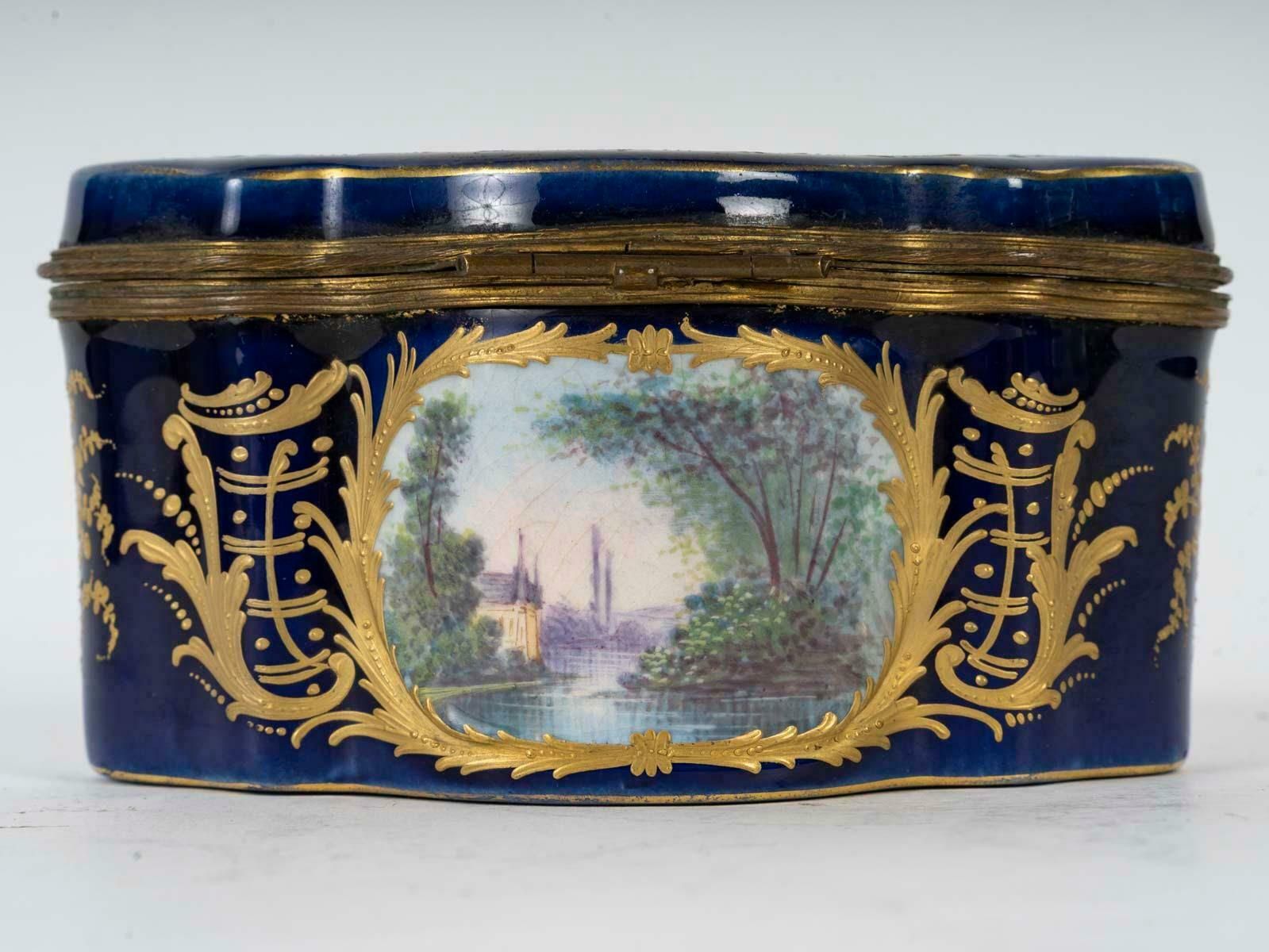 Small 19th Century Napoleon III Period Sèvres Porcelain Box. photo 2319.0