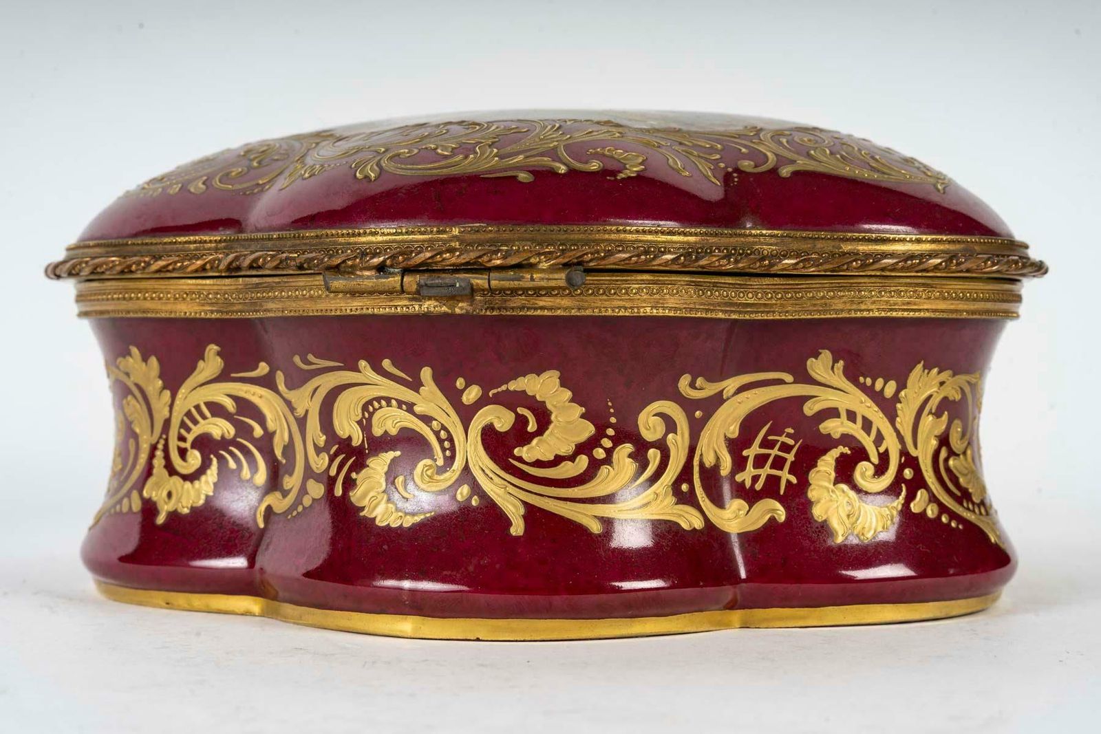 Important Sèvres Porcelain Box, 19th Century, Napoleon III Period. photo vinterior
