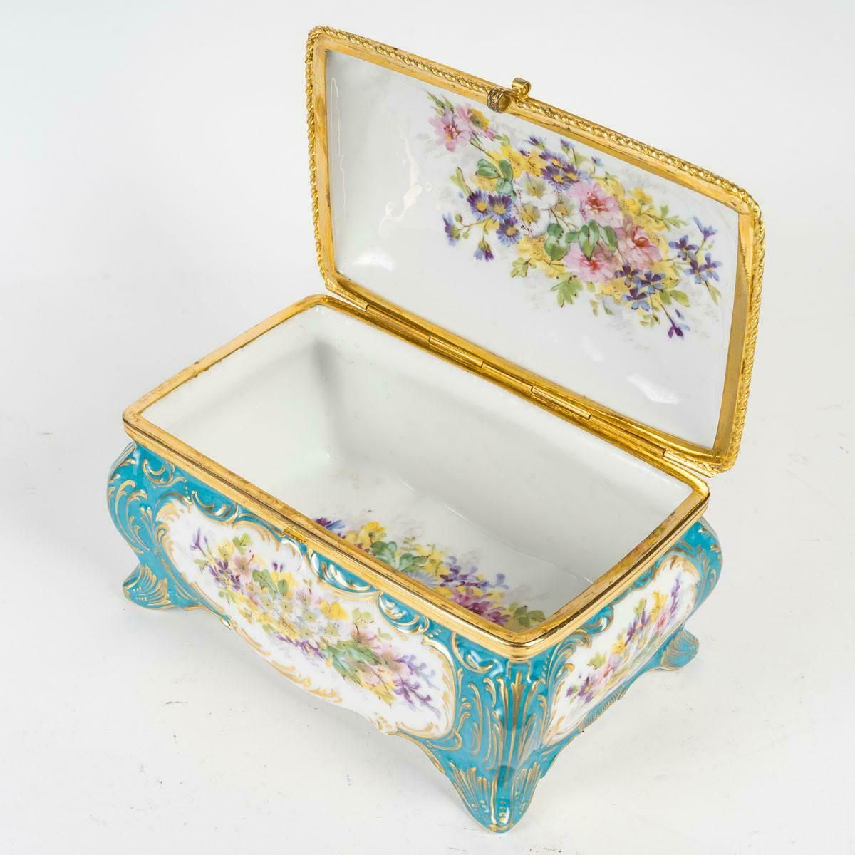 Sèvres Porcelain Box, Gilt Brass Mounting, 19th Century, Napoleon III Period. photo vintage
