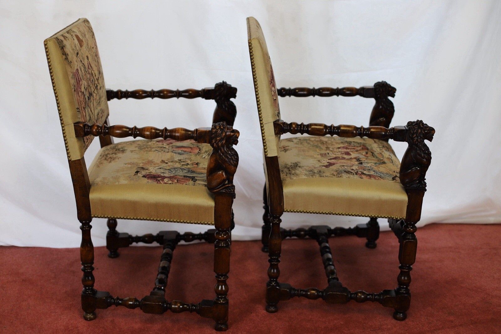 photo vintage Beautiful Set Of Eight Italian Walnut Dining Armchairs In Renaissance Style