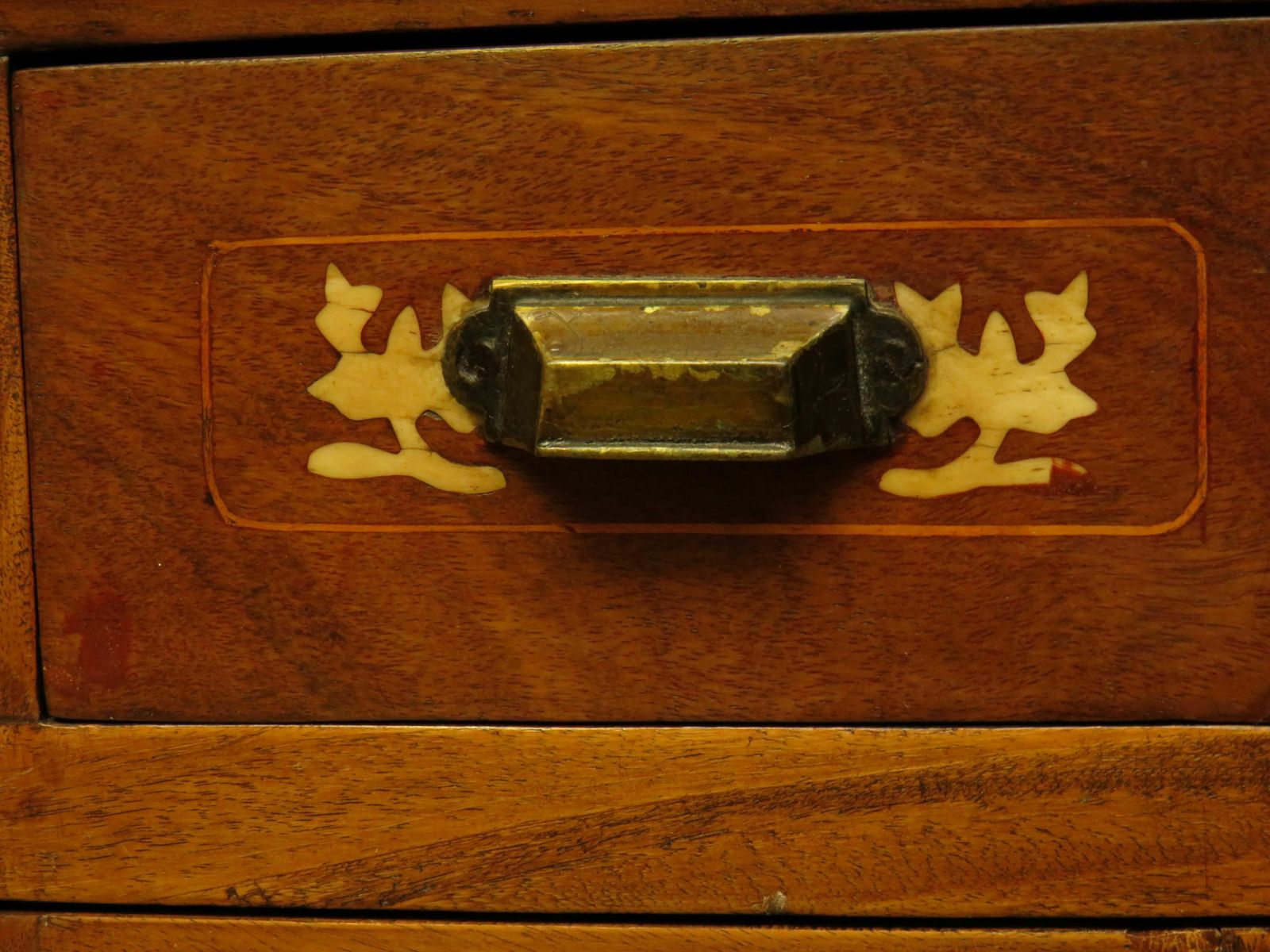 photo vinterior Antique Eastern Dressing Table With Bone Inlays