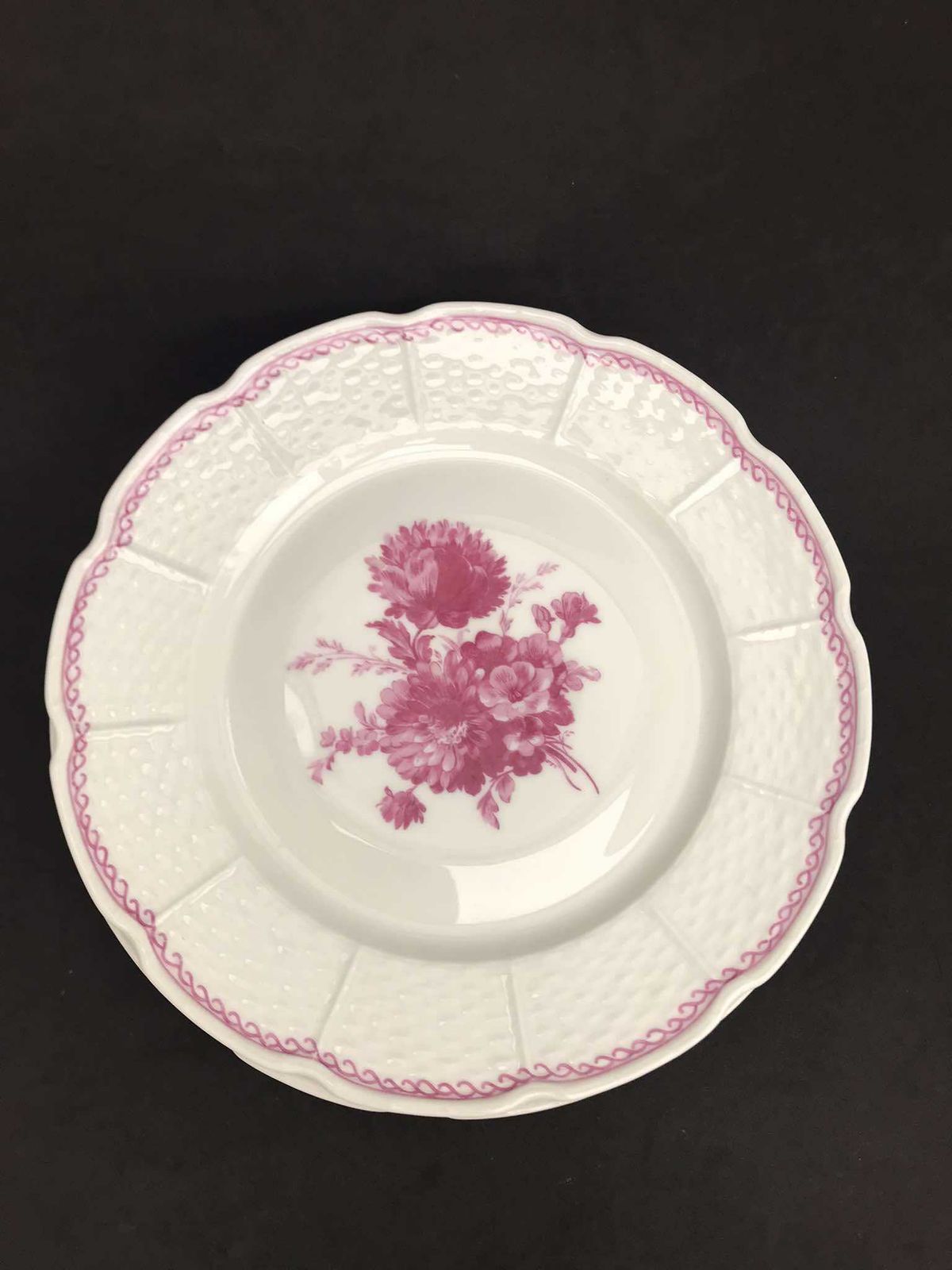 photo furniture Porselein Limoges Set Van 6 Raynaud & Co Fuchsia Bloemen Roze Romantisch Entremets Salade Dessertborden Wit Frans Vintage Bruiloft Luxe