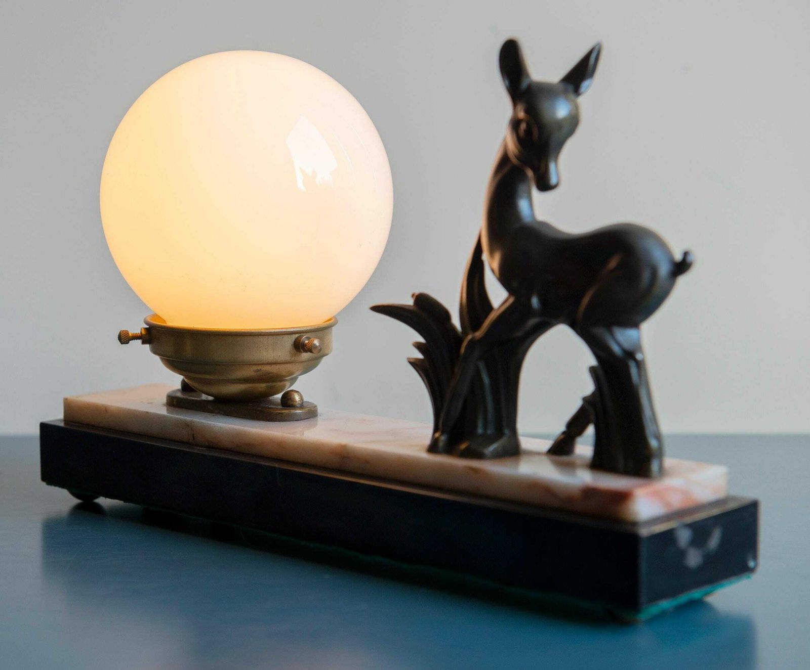 Lampe de table Art déco, figurine de cerf en cuivre, base en marbre, globe en verre laiteux, années 1930 photo furniture
