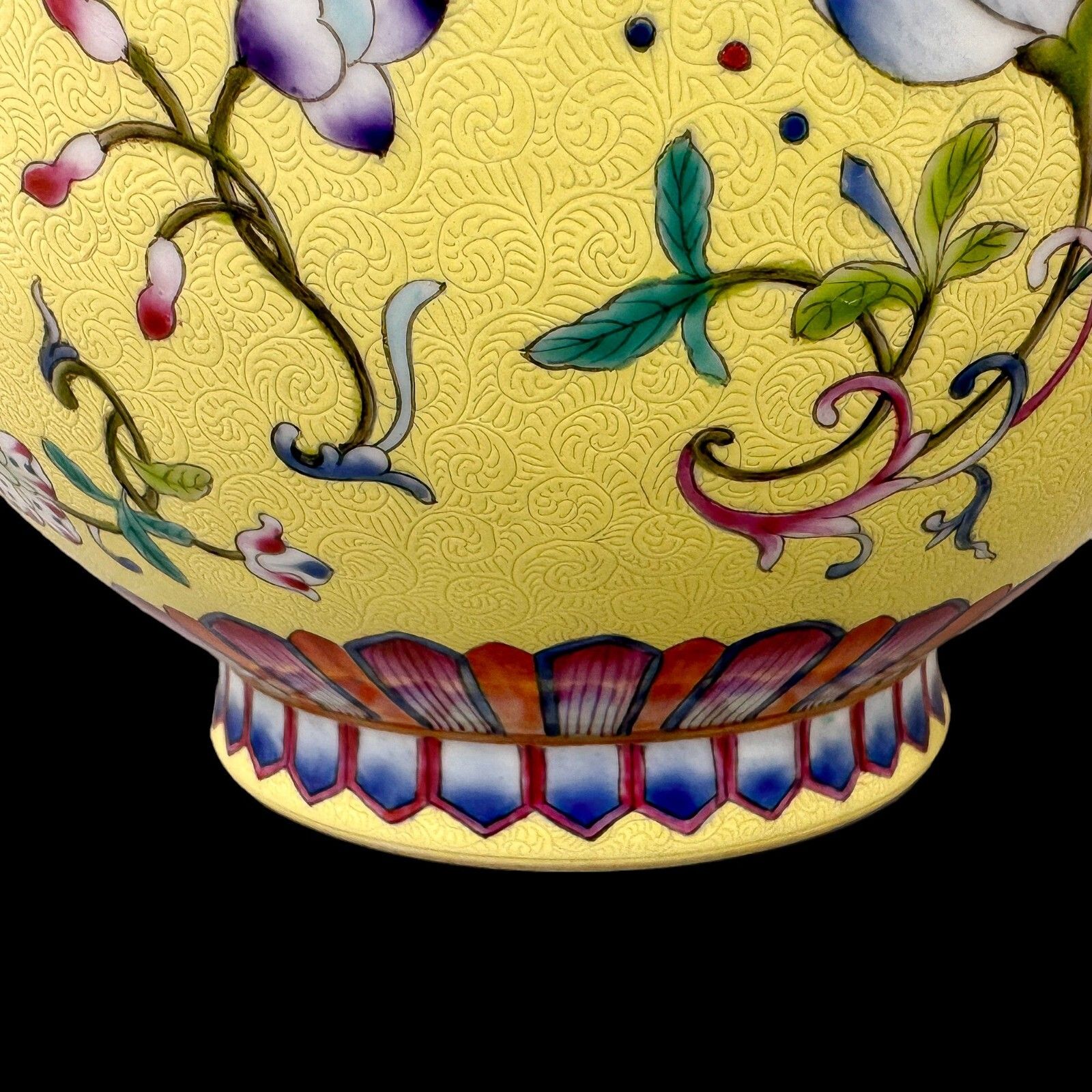 photo vintage Antique Chinese Guangxu Yellow Ground Yangcai Floral Yuhuchunping Porcelain Vase