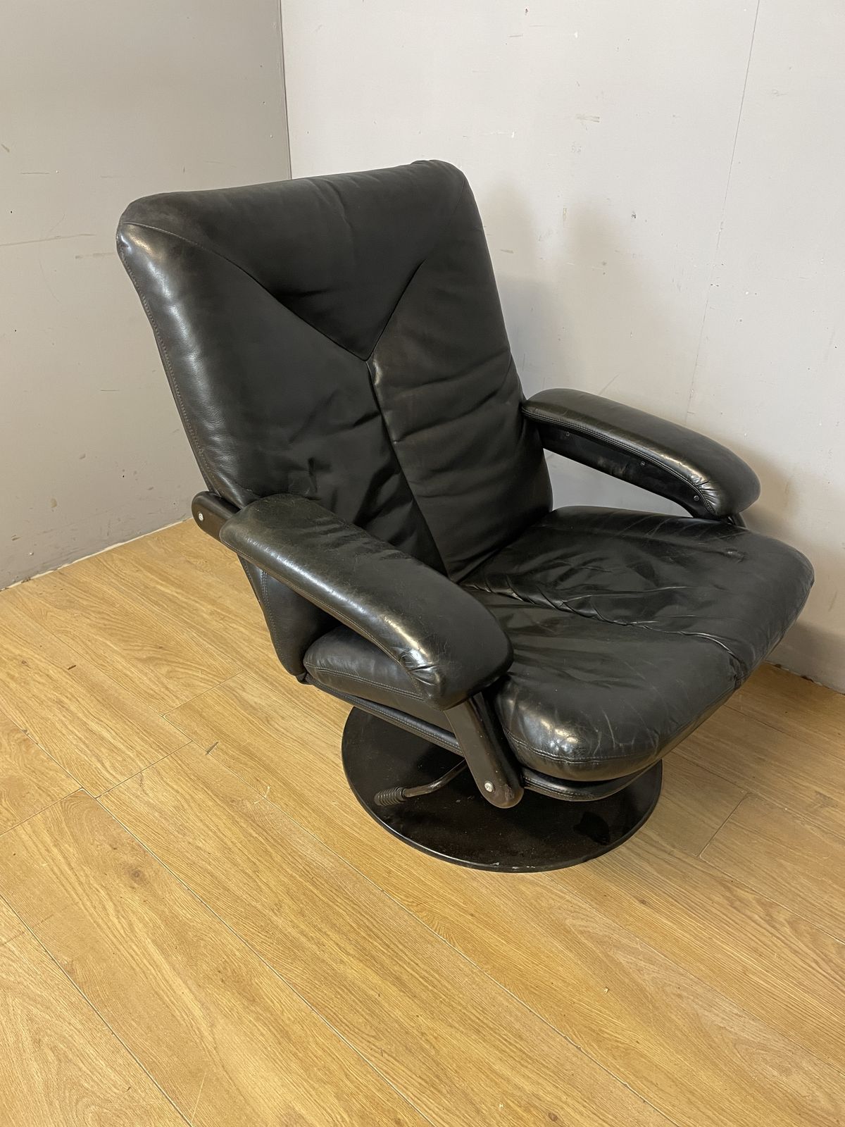 Mid Century Leolux Graphite Leather Swivel Chair photo furniture