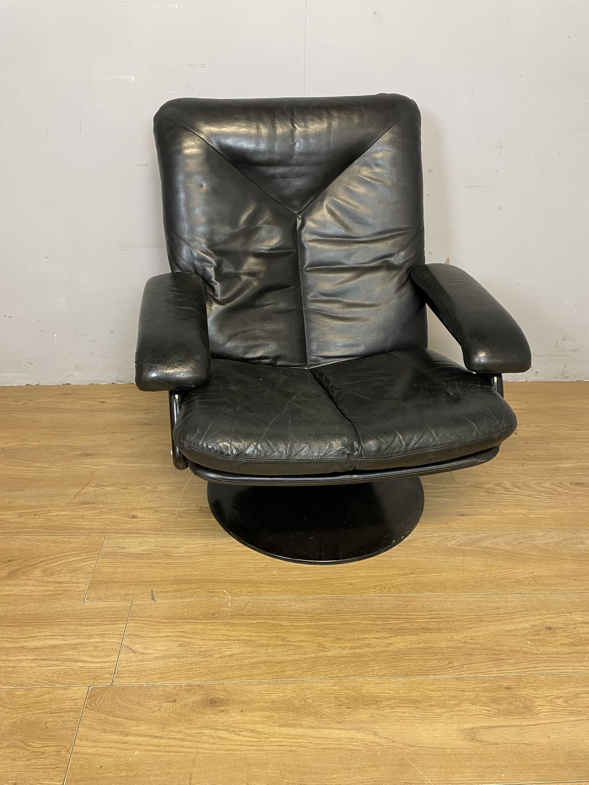 Mid Century Leolux Graphite Leather Swivel Chair photo for sale