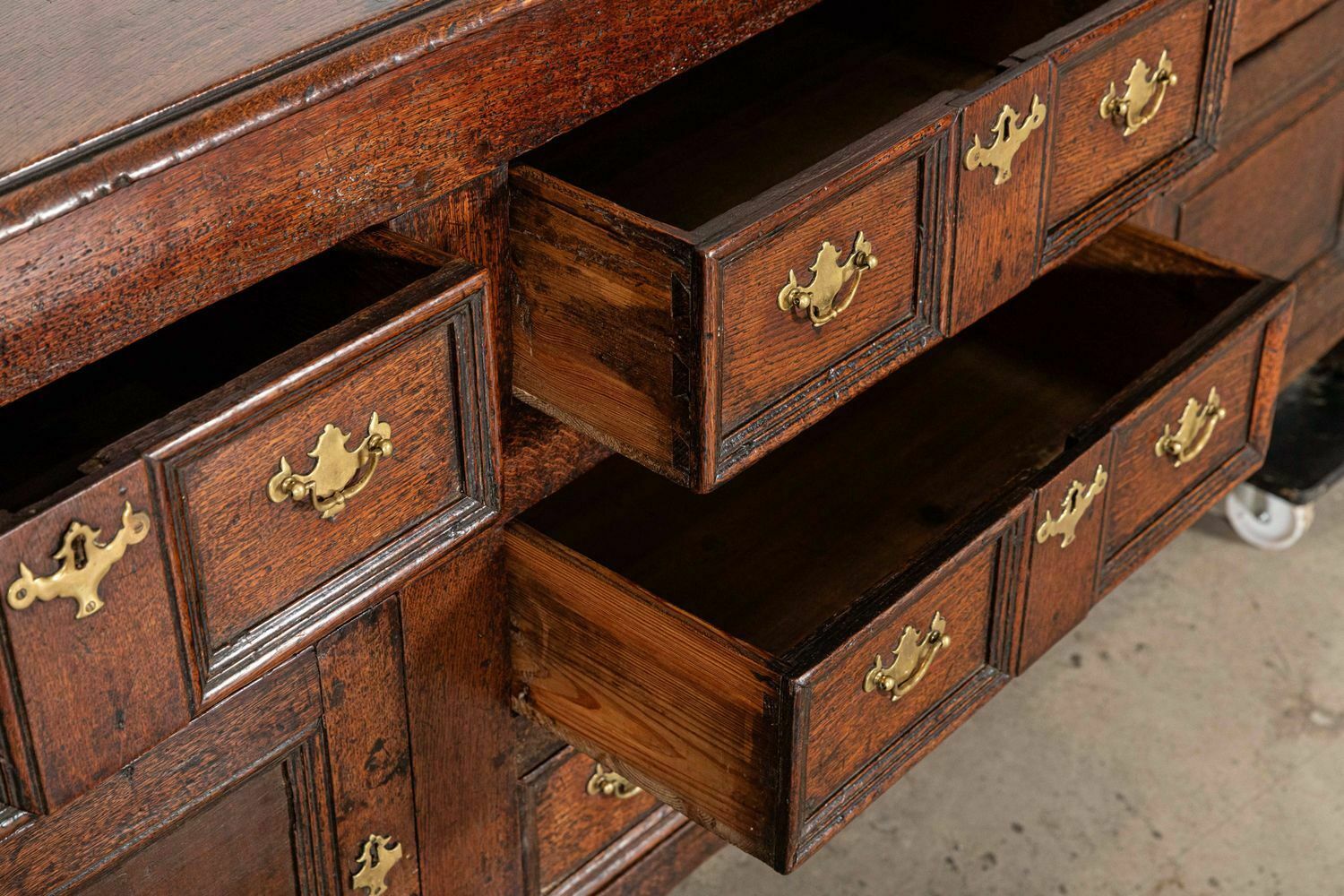 photo vintage George III English Oak Dresser Base