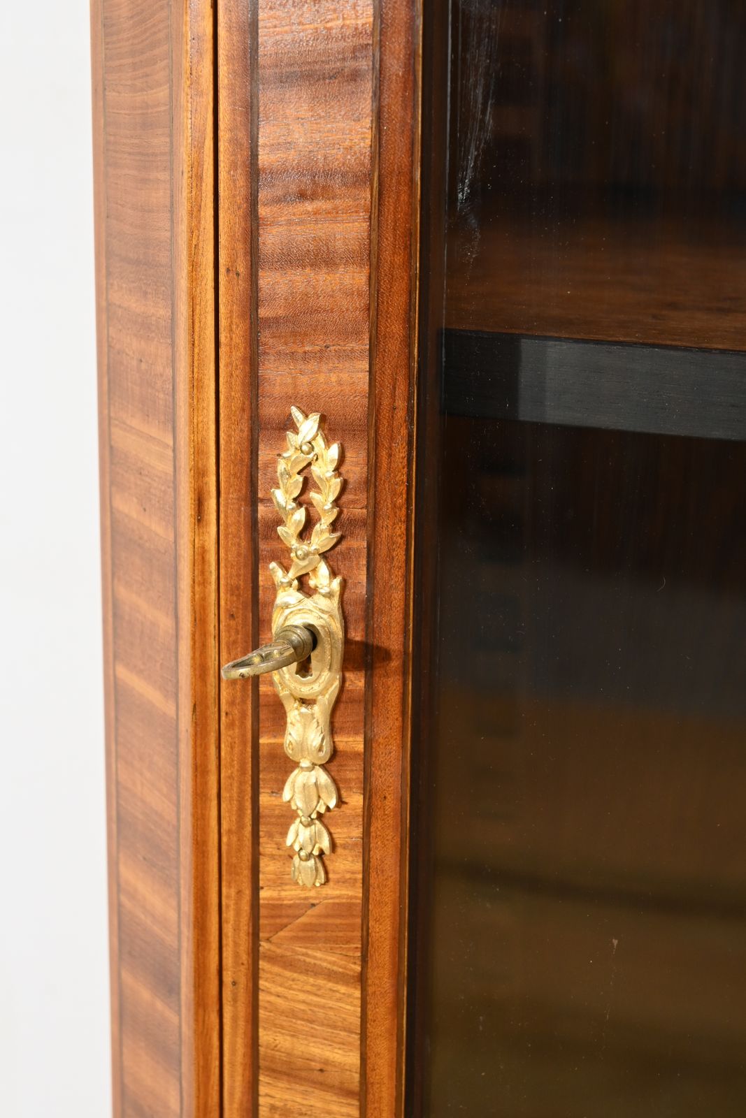 photo furniture Flamed Mahogany Bookcase, Louis XVI Style – Mid 19th Century