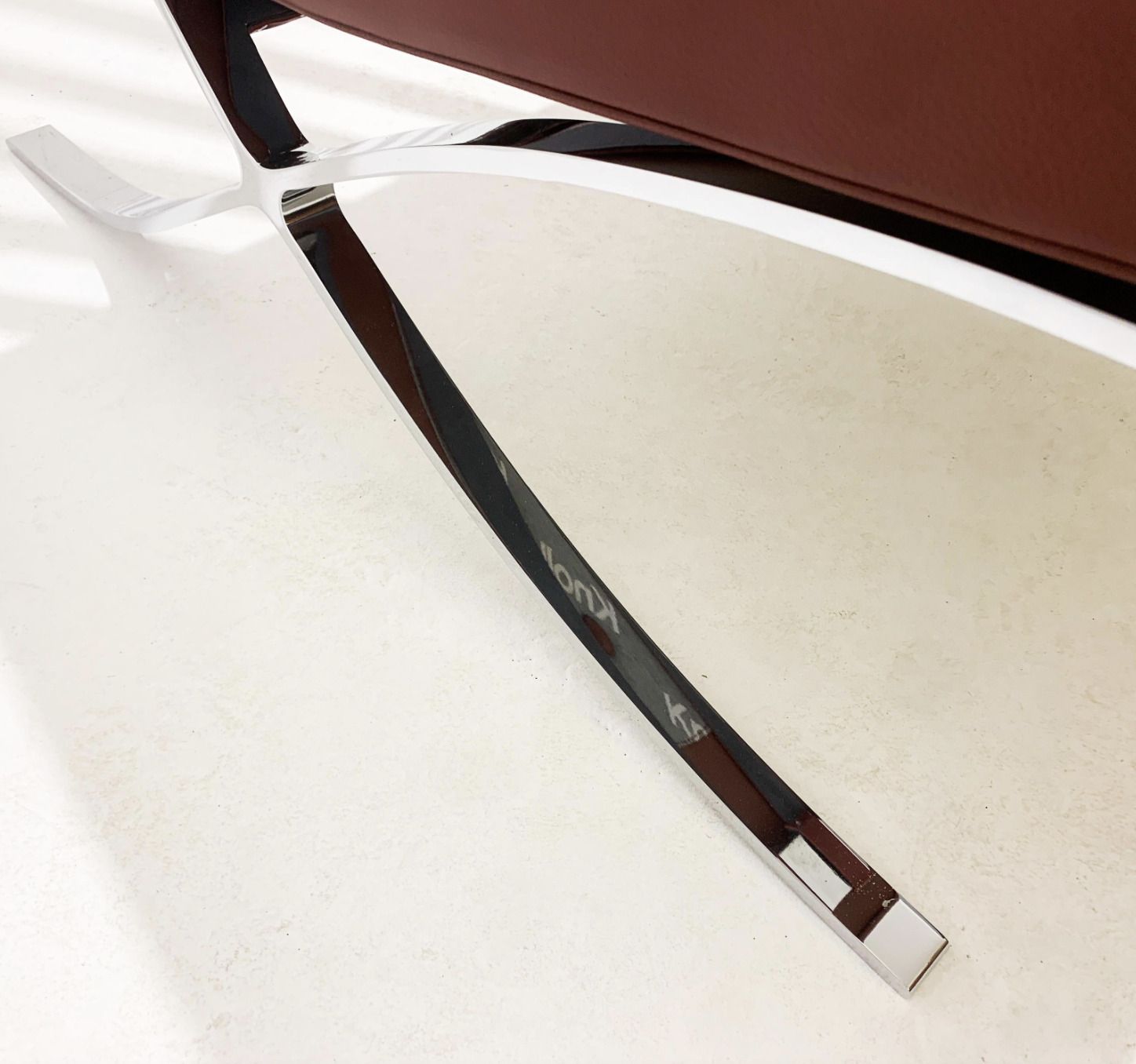photo vinterior Pair Of Burgundy Leather Barcelona Chairs By Mies Van Der Rohe For Knoll, 1990s