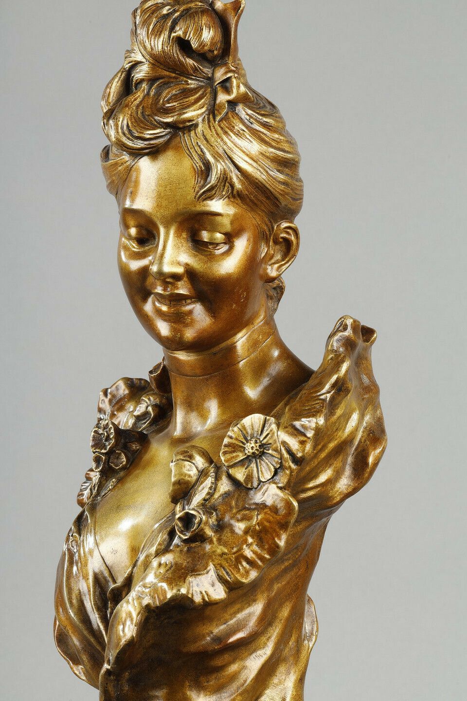 photo vinterior Bust Of A Young Belle époque Woman By Victor Léopold Bruyneel
