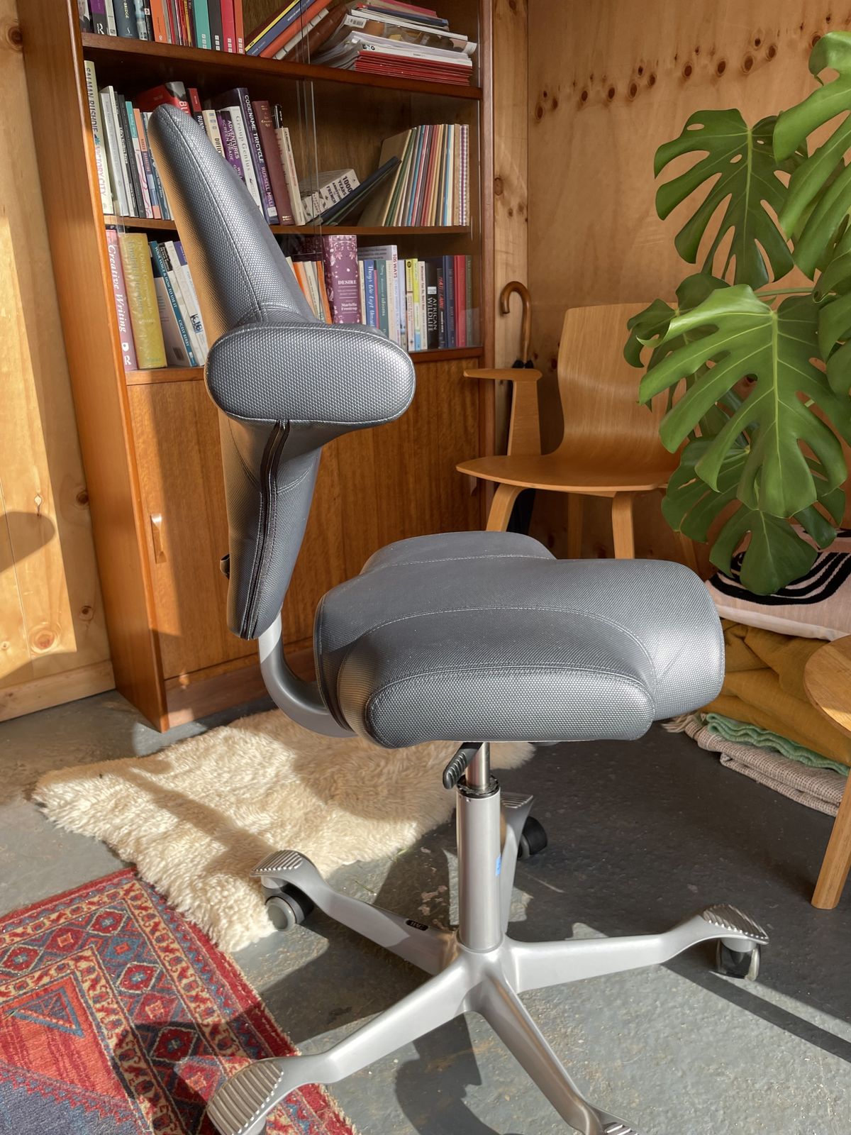 Håg Capisco 8106 Saddle Chair In Grey, Ergonomic, Excellent Condition photo buy