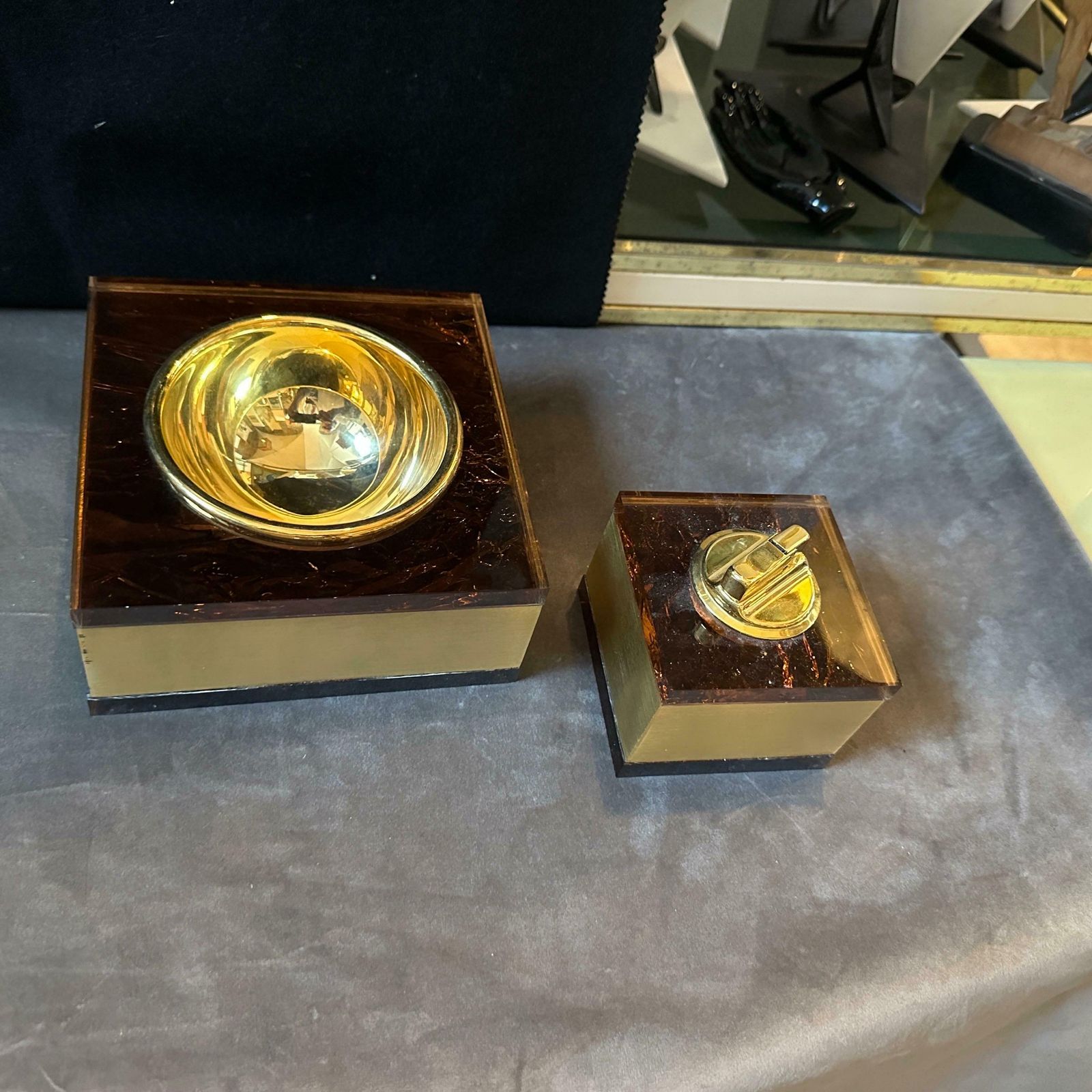 photo vinterior 1970s Mid Century Modern Brass And Fake Tortoiseshell Lucite Italian Smoking Set