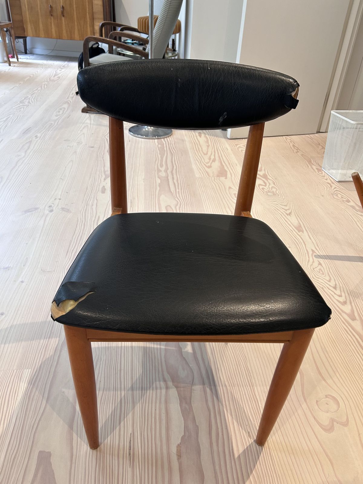 photo vintage Trio Of Mid Century Dining Chairs By Schreiber