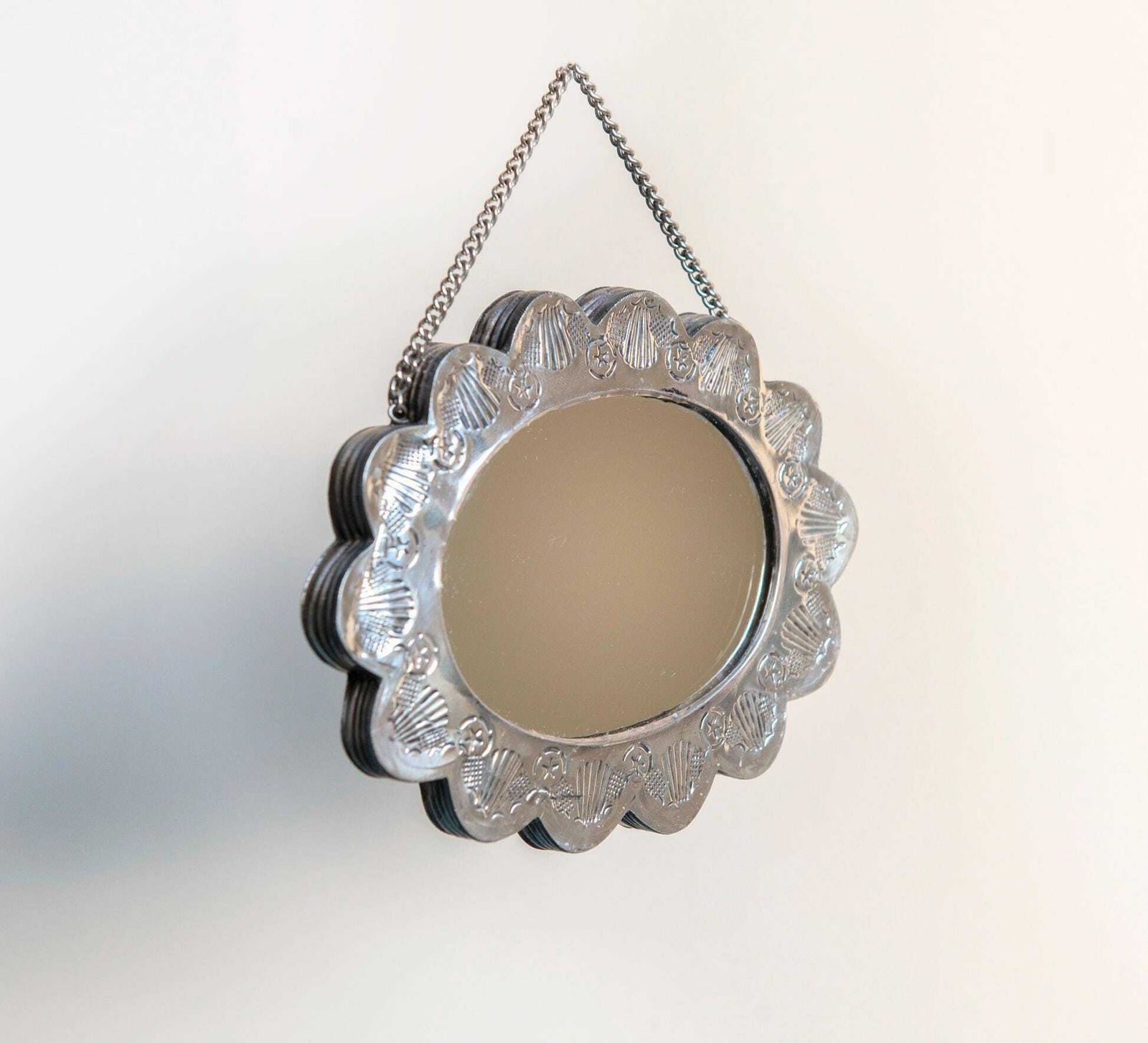 Kleine Turkse Bruidsspiegel, Gegraveerde Zilveren Spiegel Met Geschulpte Rand En Hangketting, Decoratieve Sierspiegel photo Woonaccessoires