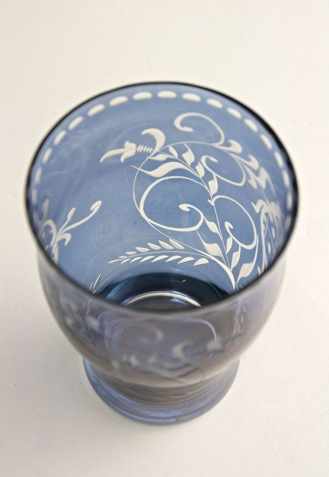photo vintage 20th Century Purple/ Blue Iridescent Glass Vase/ Tumbler, Engraved, Cz Ca. 1920