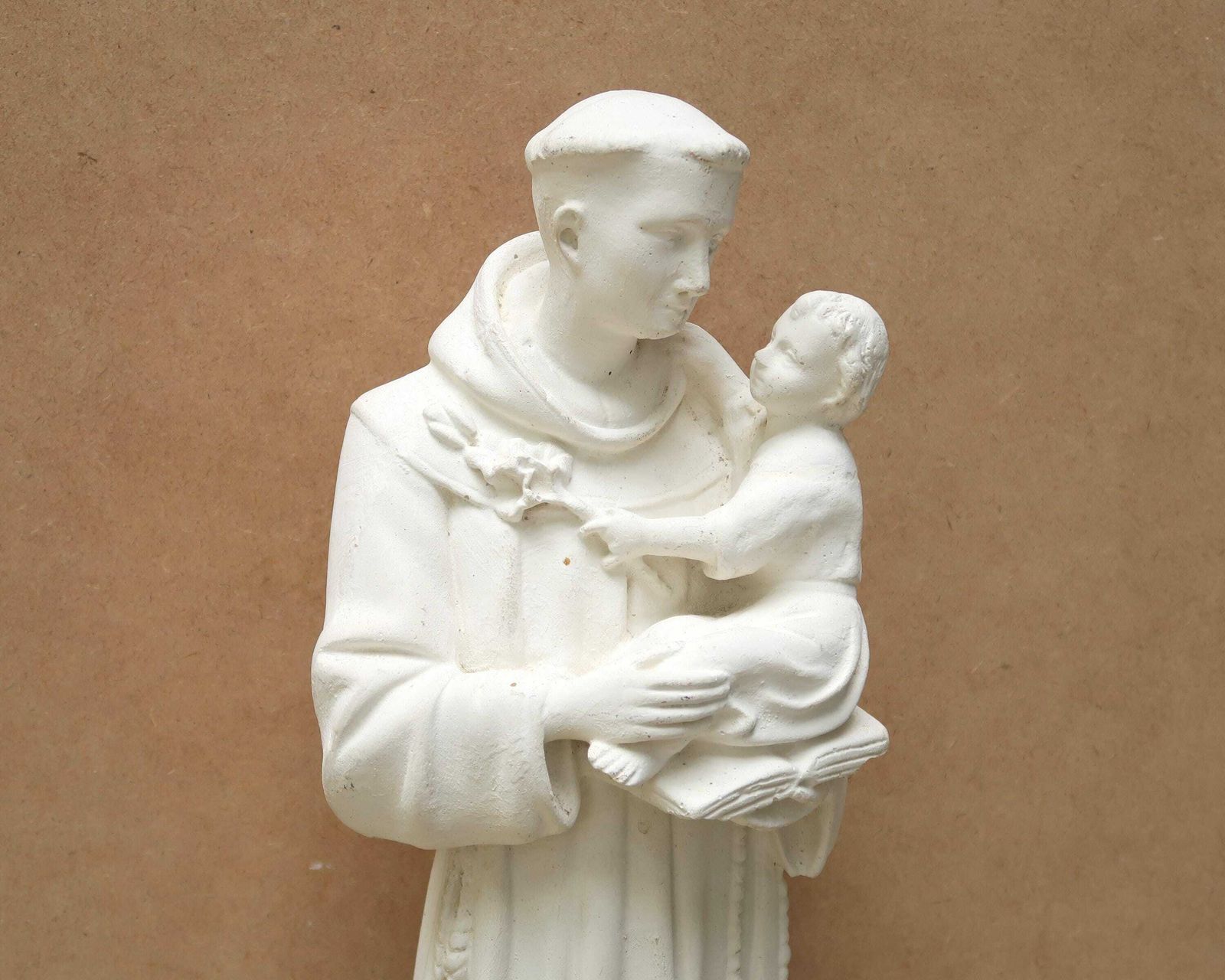 French Saint Antoine De Padoue Plaster Statue, 1950s / Shabby Chic, Cottage, France, White photo vinterior