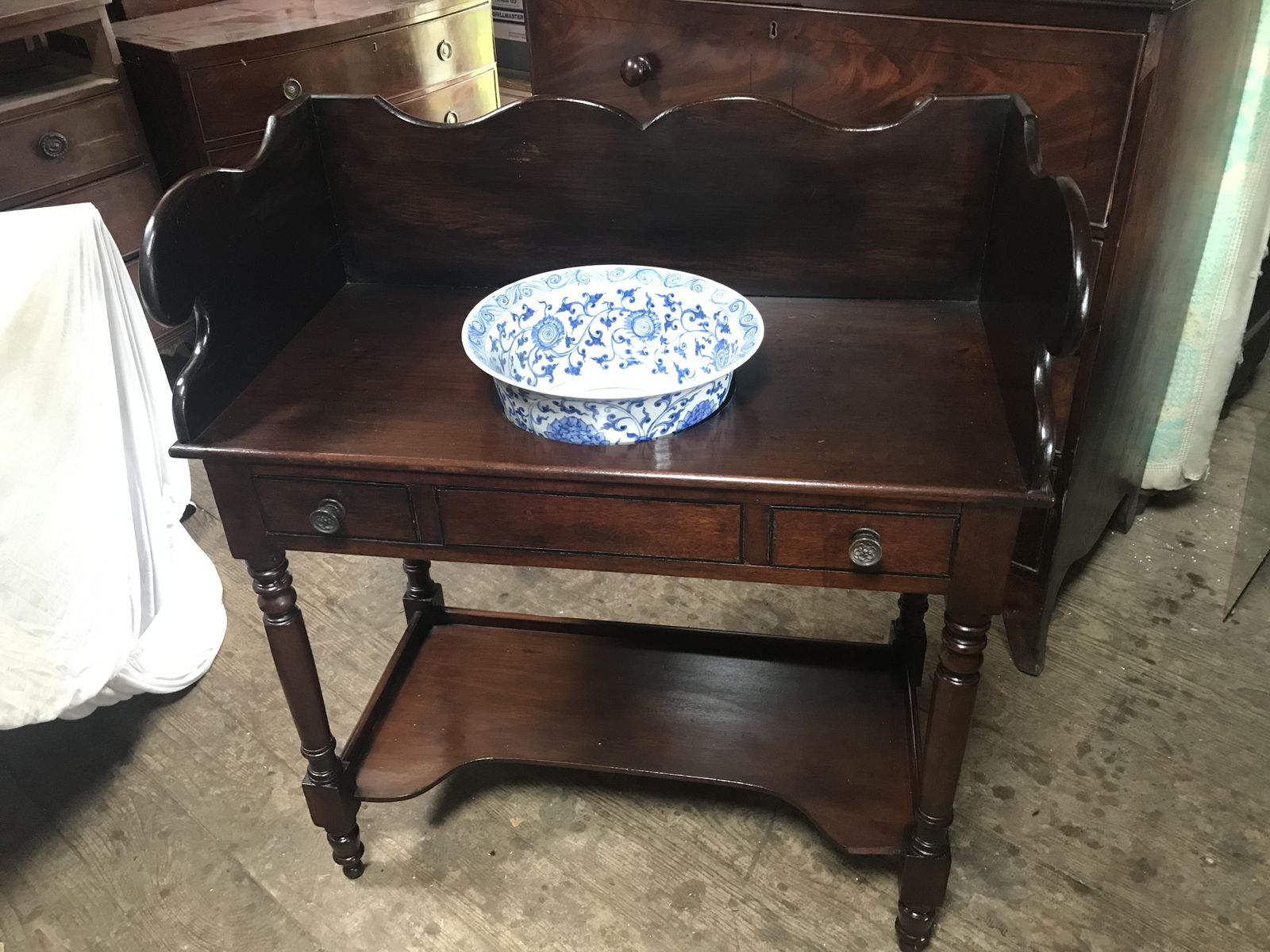Victorian Mahogany Washstand With Bowl From An Exclusive Country House Hotel . photo vinterior