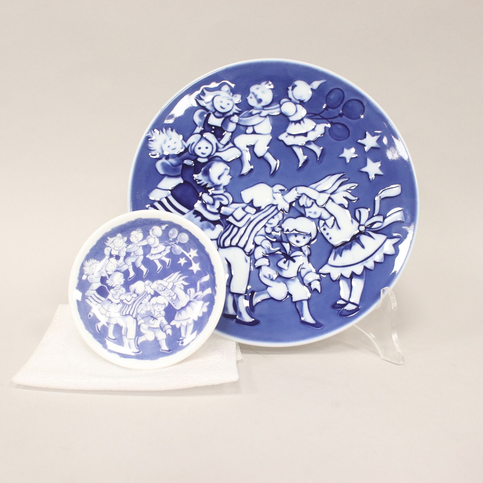 Royal Copenhagen Plate Christmas Children 2000 Blue Porcelain photo for sale