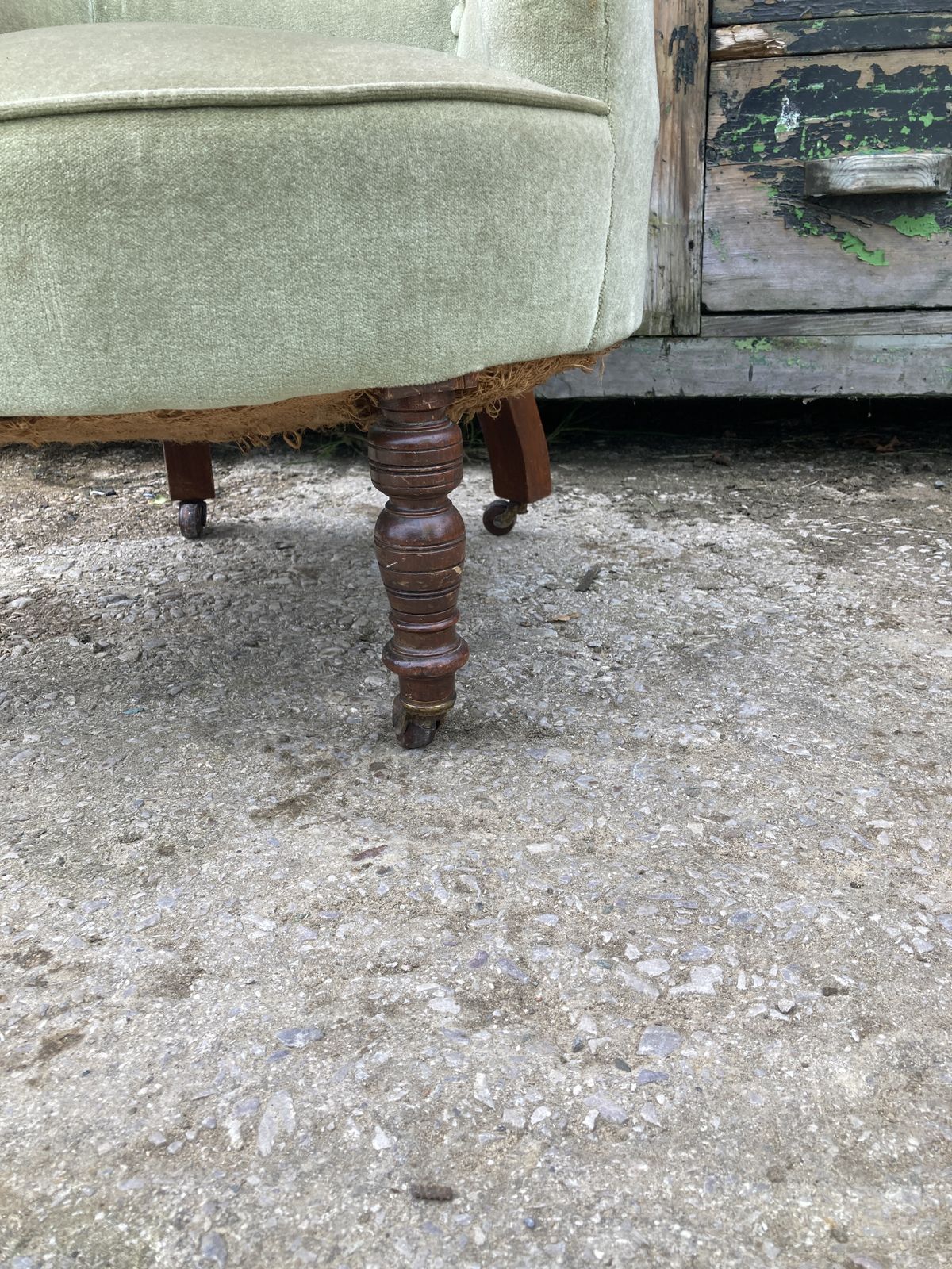 Victorian Green Velvet, Circular Chair With Walnut Legs On 4 Castors photo Furniture