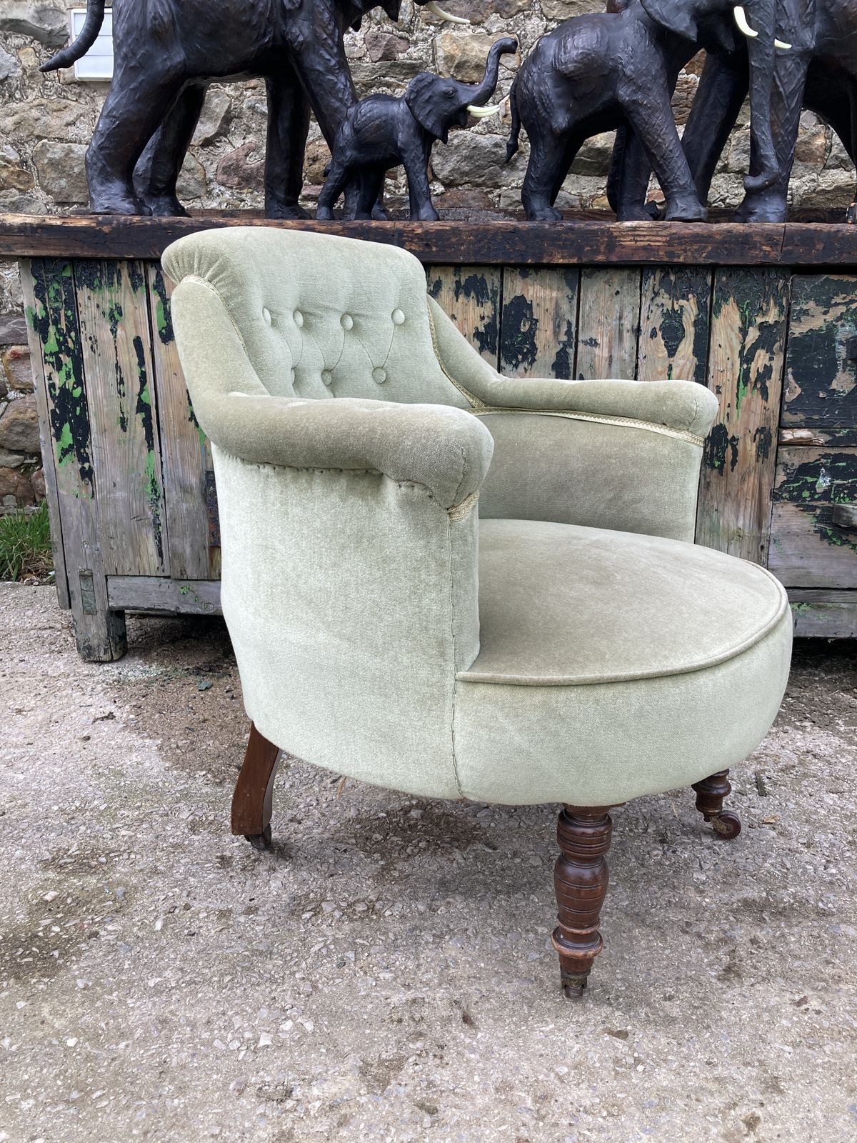 photo vinterior Victorian Green Velvet, Circular Chair With Walnut Legs On 4 Castors