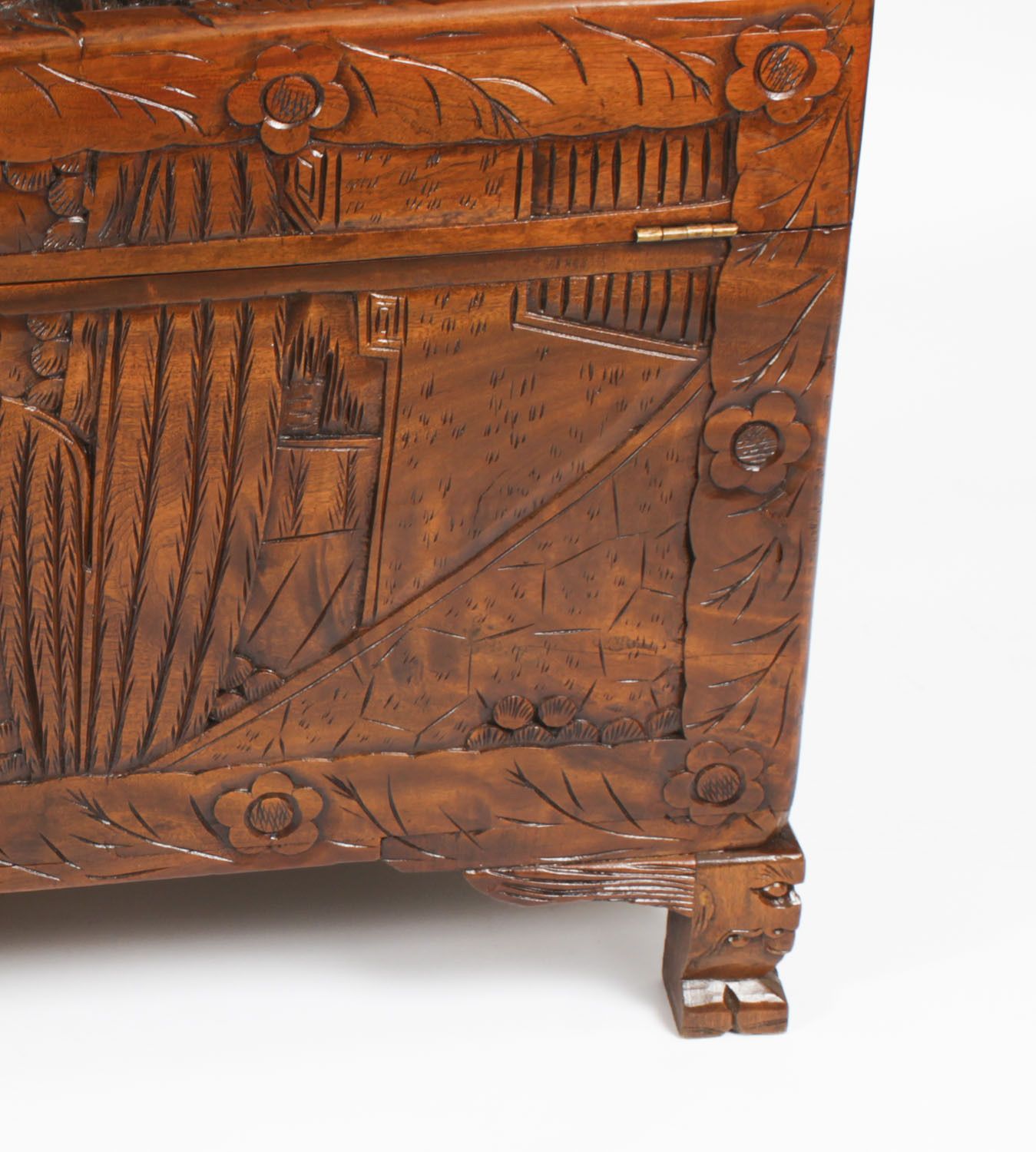 photo vintage Antique Chinese Carved Camphor Wood Trunk Coffer 20th Century