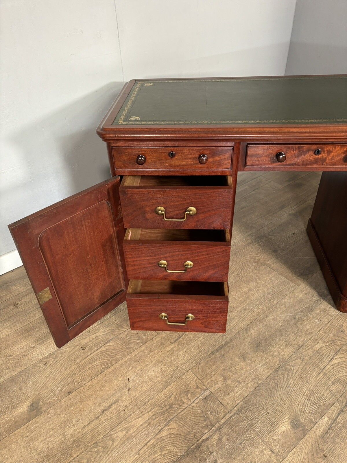 Good Victorian Mahogany Knee Hole Desk photo vinterior