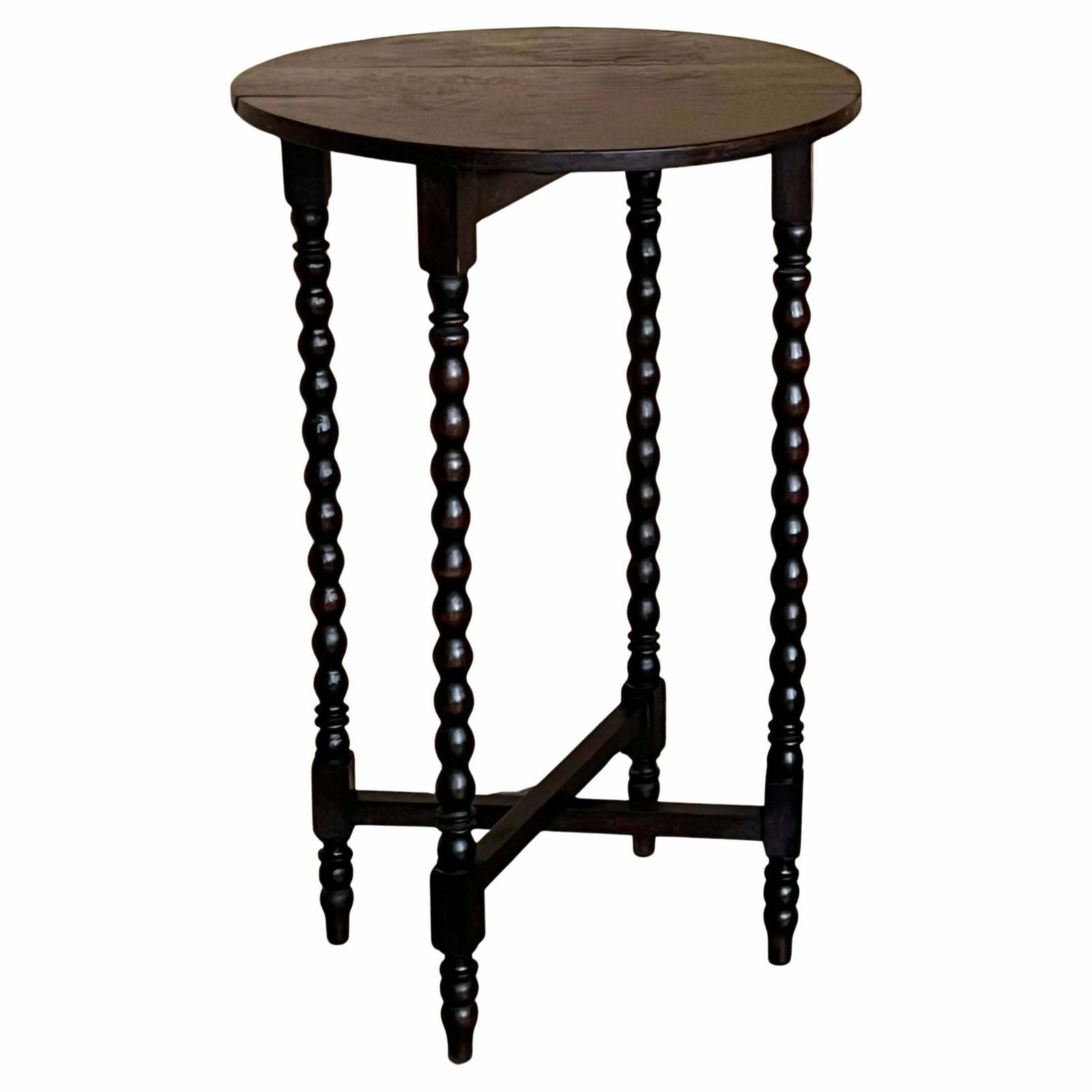 Table centrale ronde pliante en chêne, plateau sculpté et pieds salomoniques, années 1940