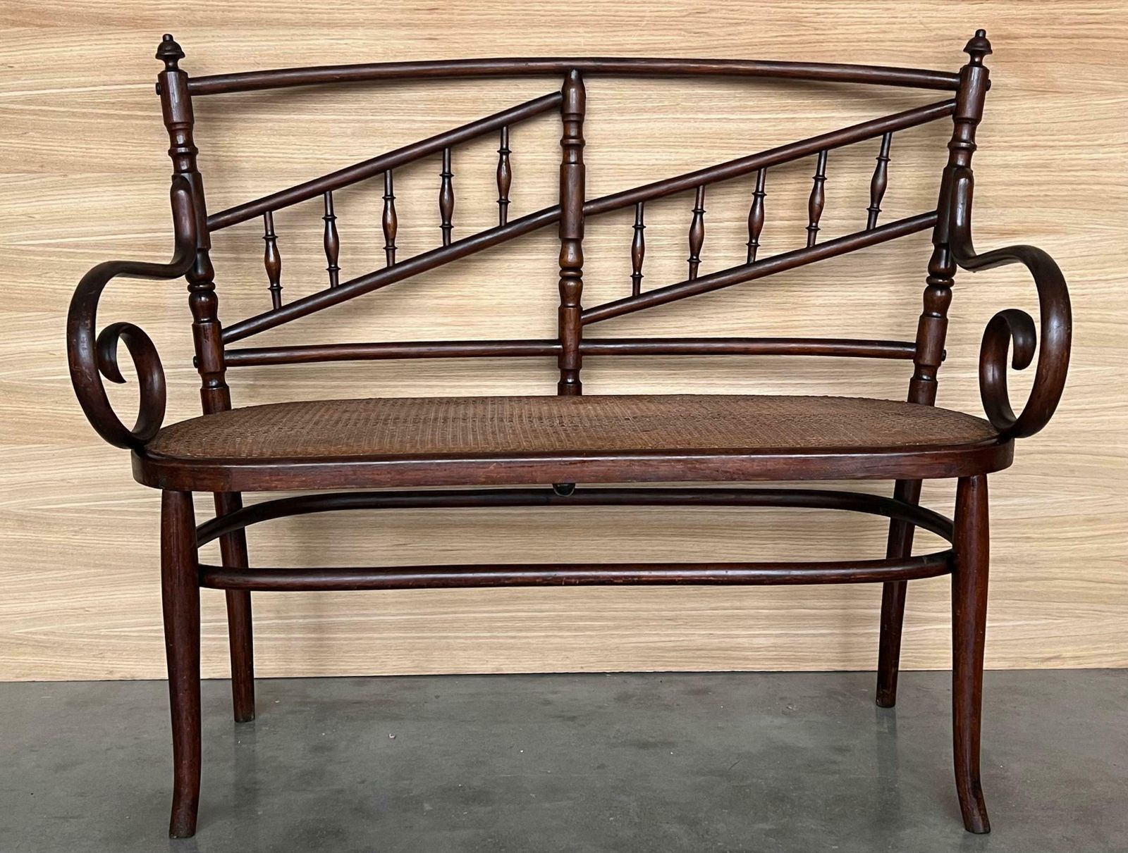 Canapé en bois courbé de style Thonet, siège canné, vers 1925 photo furniture