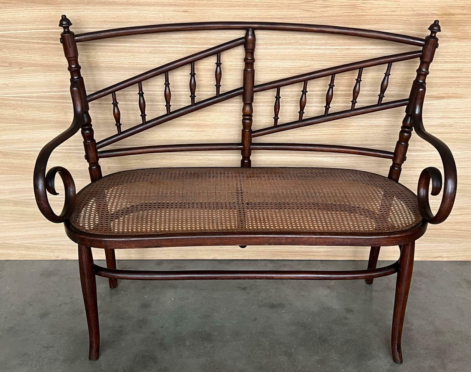 Canapé en bois courbé de style Thonet, siège canné, vers 1925 photo vinterior