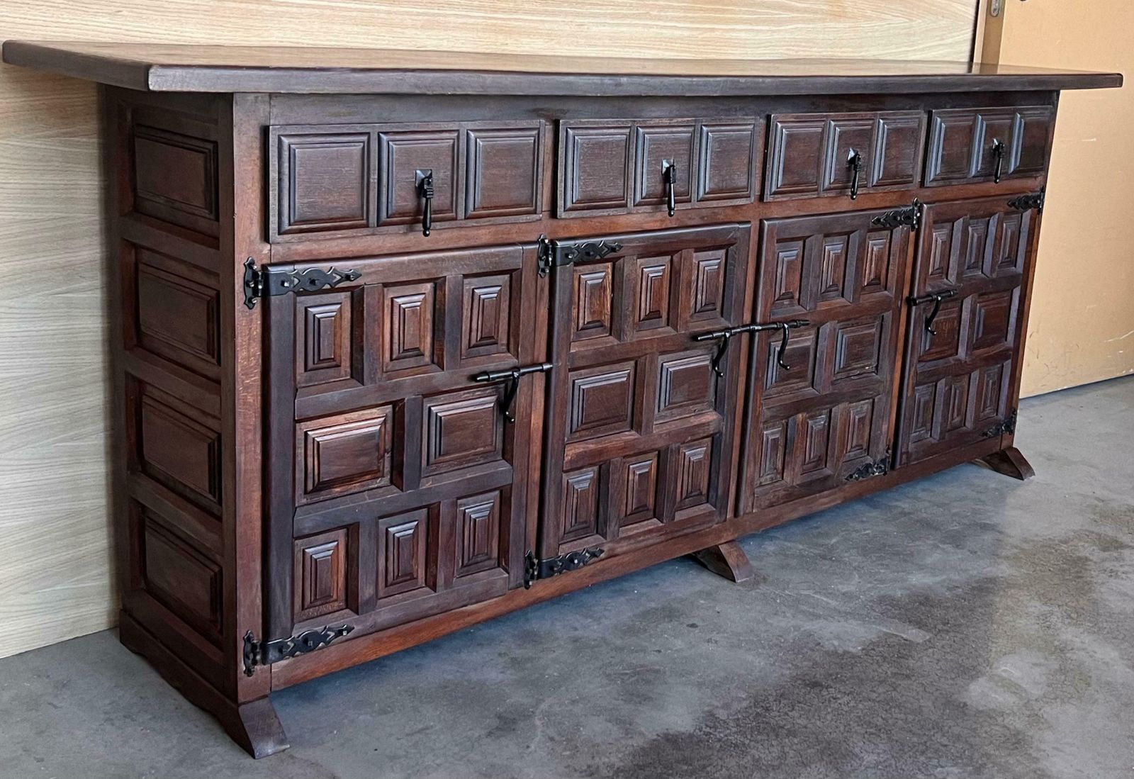 Grande credenza ou buffet baroque catalan espagnol en noyer, XIXe siècle photo for sale