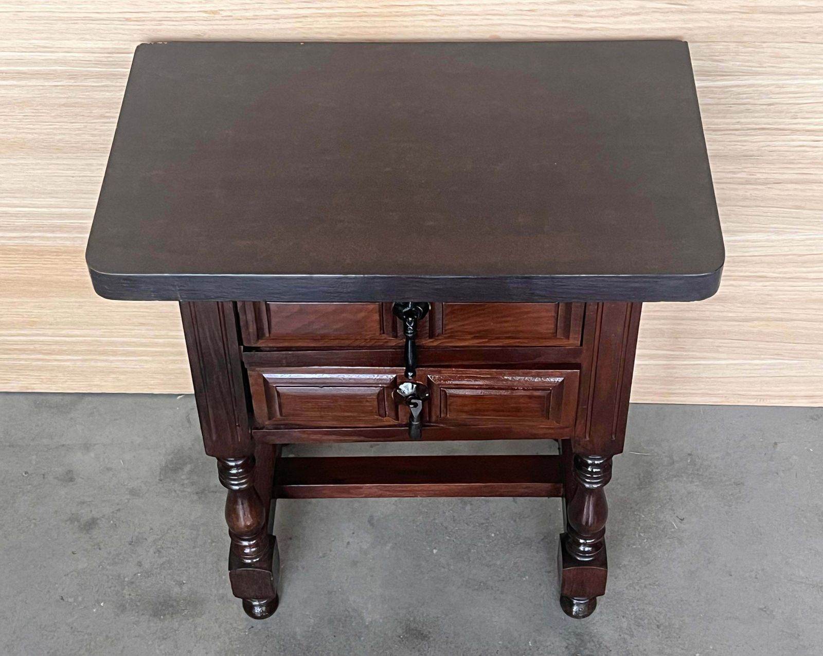 Tables de chevet espagnoles du XXe siècle, deux tiroirs et ferrures en fer photo vinterior