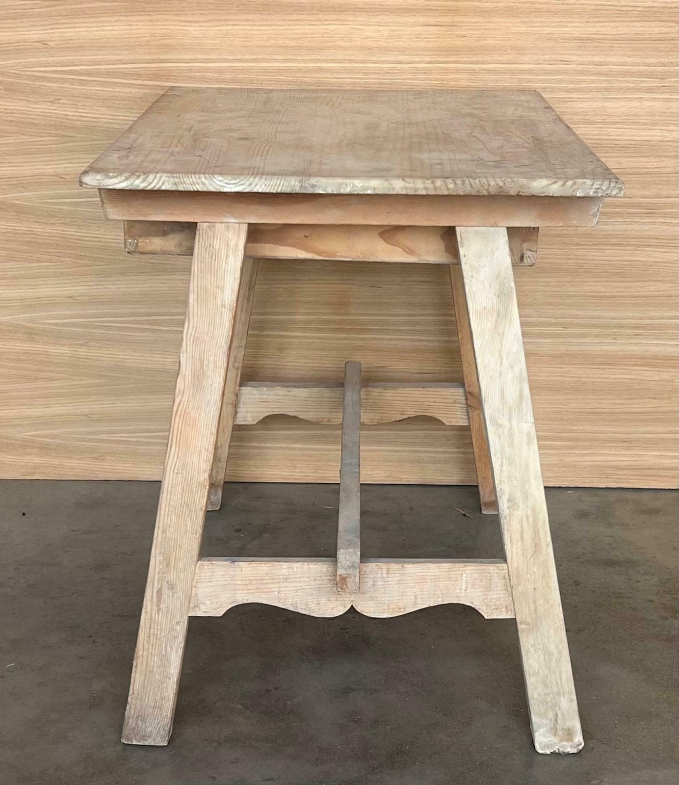 photo furniture Table d'appoint baroque espagnole décolorée avec tiroir