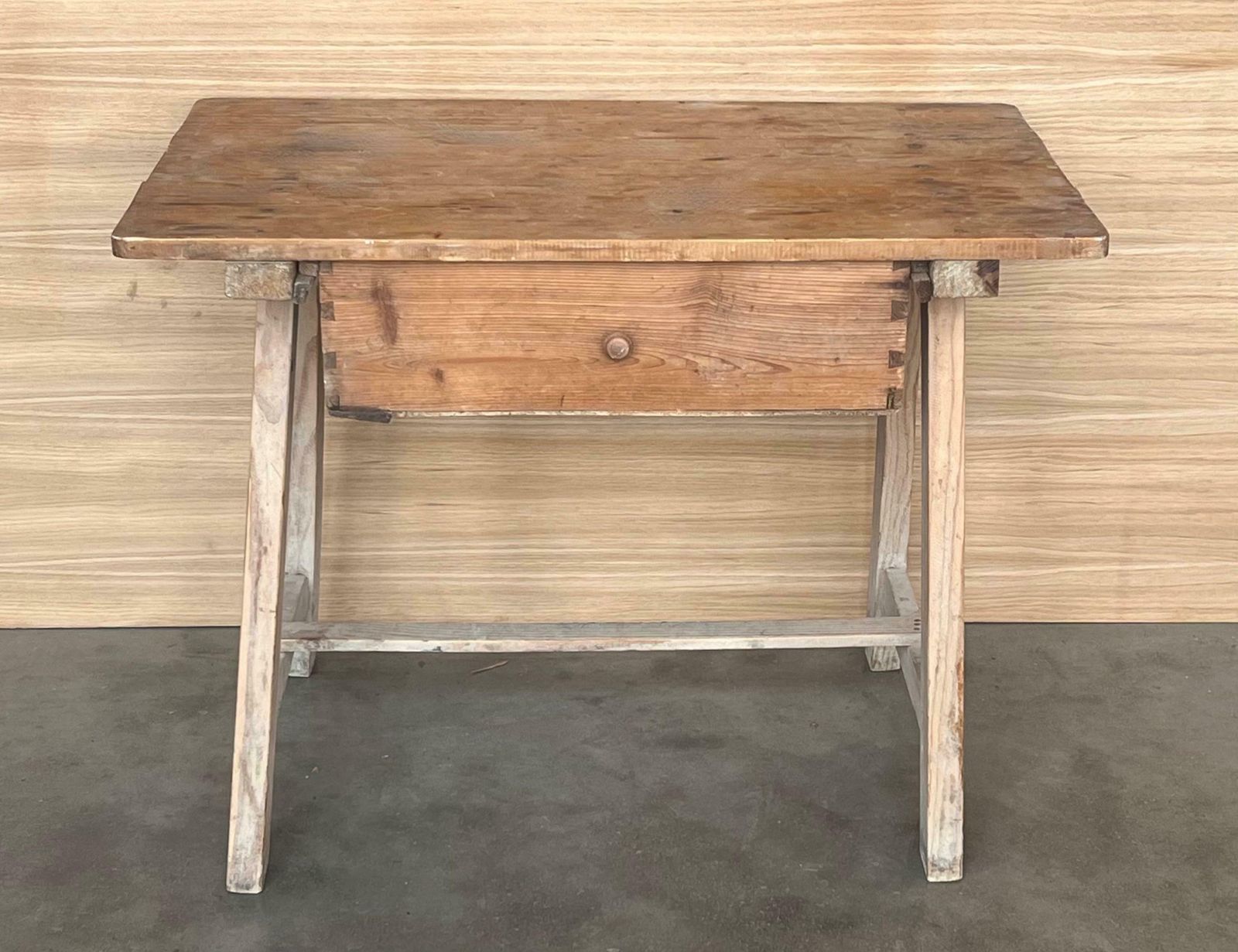 Table d'appoint baroque espagnole décolorée avec tiroir photo Mobilier