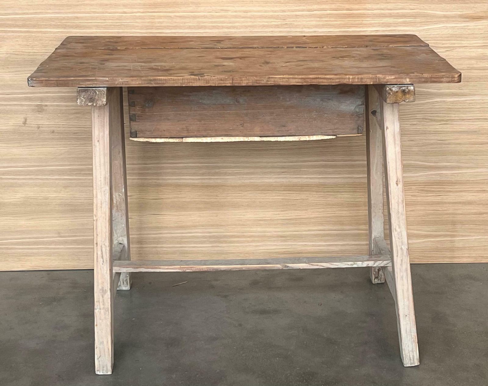 photo furniture Table d'appoint baroque espagnole décolorée avec tiroir