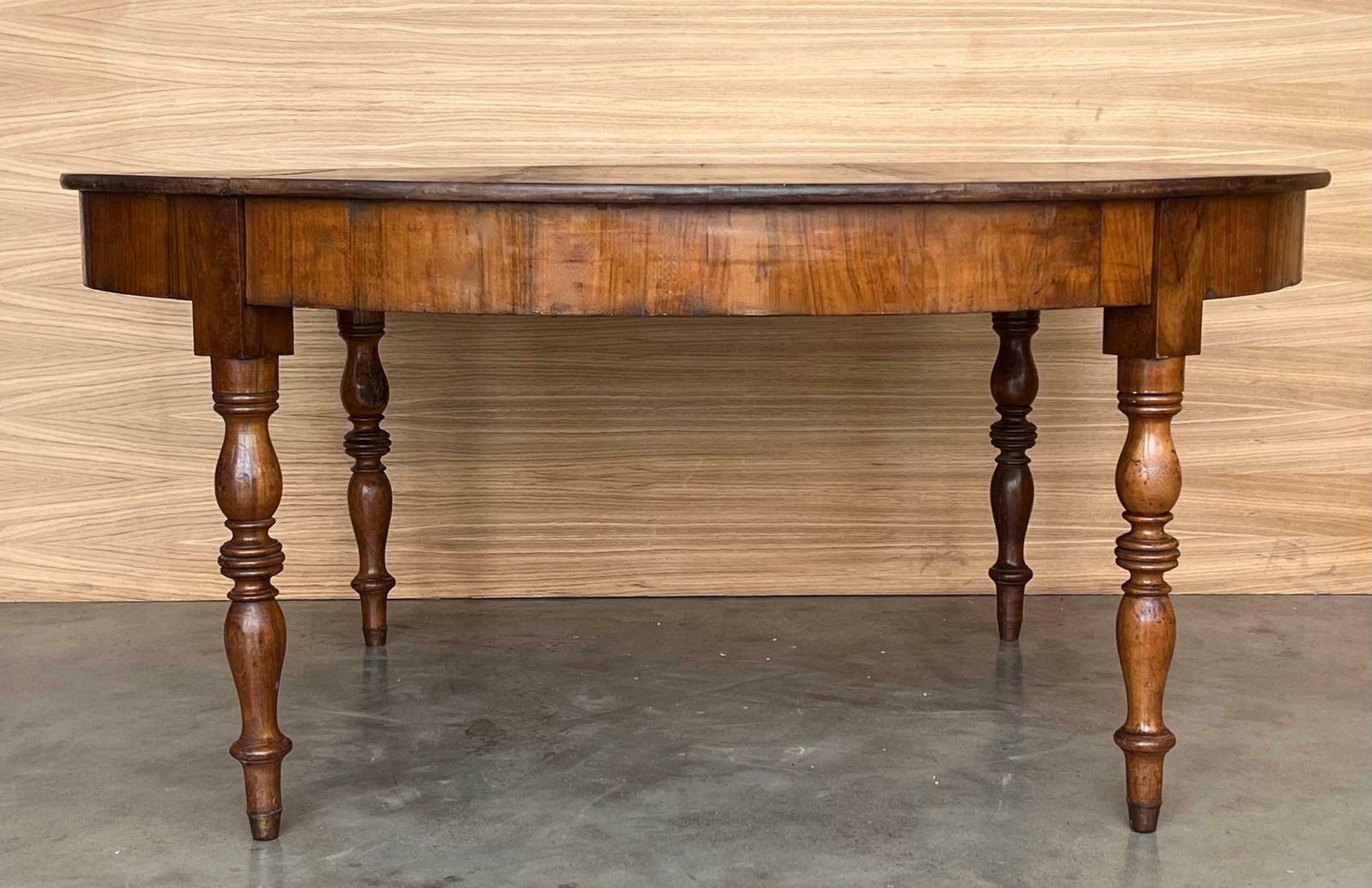 Table centrale ovale française en noyer massif, pieds tournés photo furniture