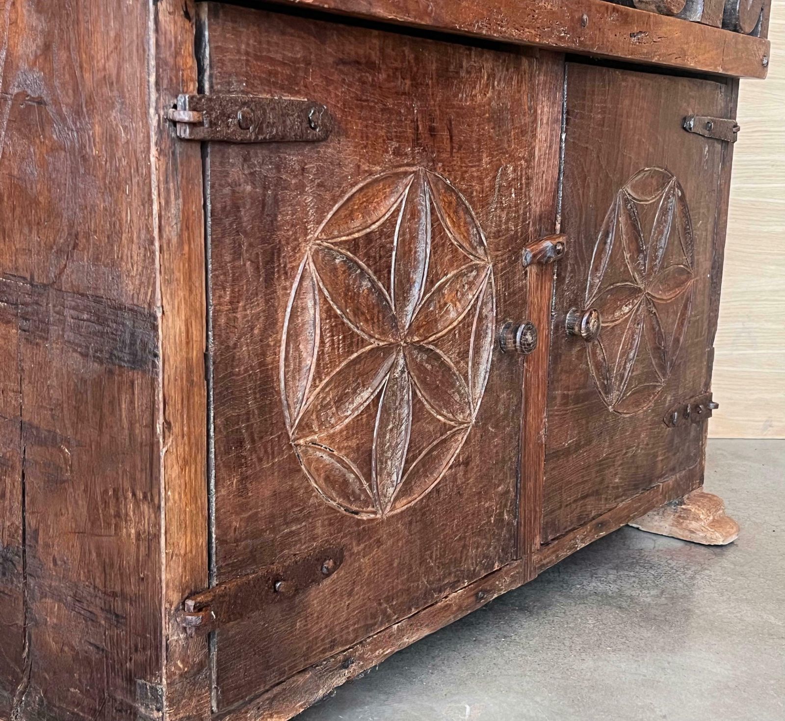 8082.0 Armoire XIXe siècle en noyer, influence castillane, Espagne, restaurée photo