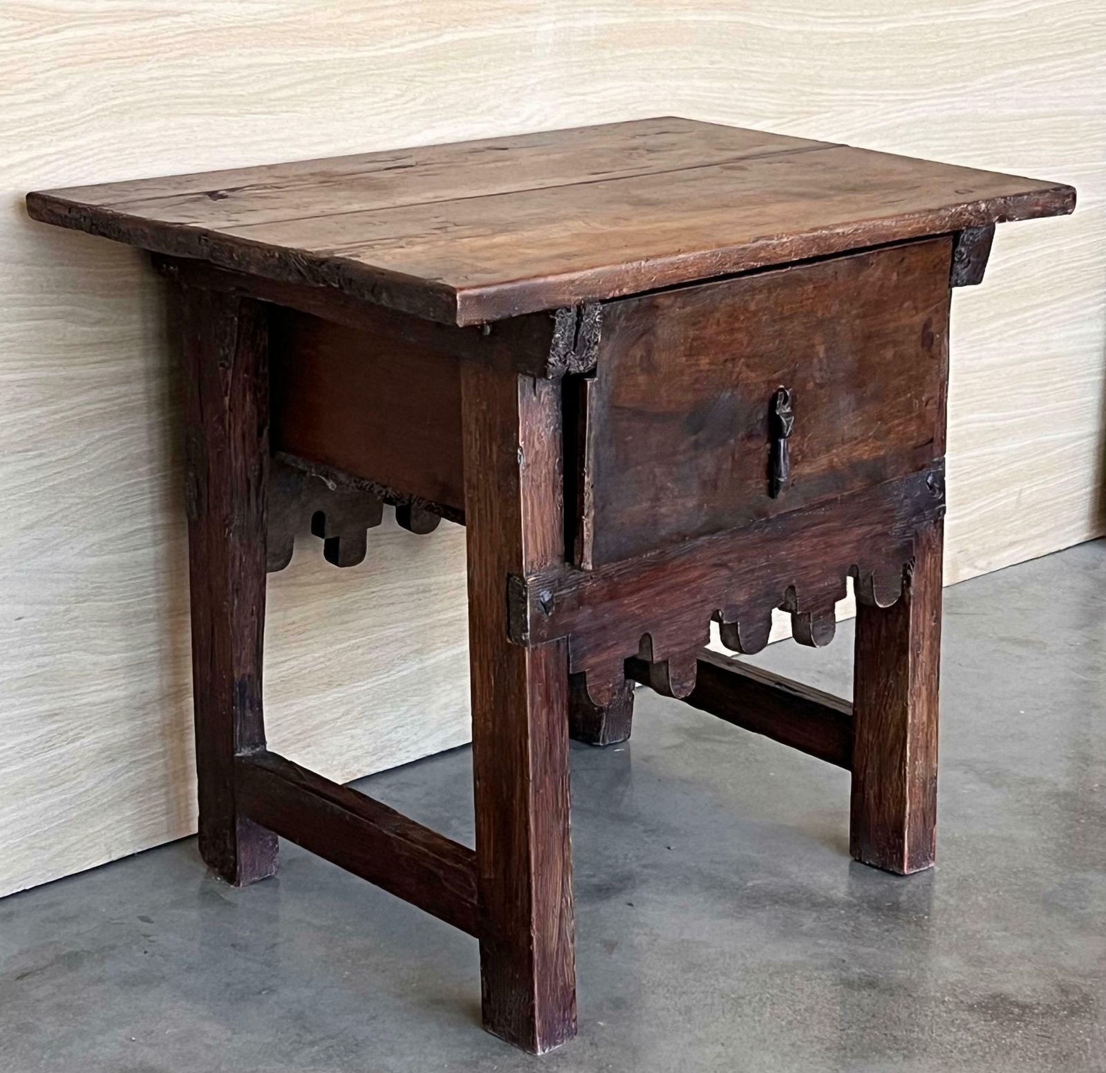Table d'appoint baroque espagnole, entretoise en bois et grand tiroir photo Mobilier
