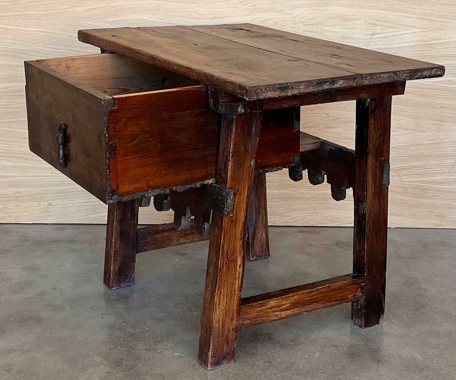 photo for sale Table d'appoint baroque espagnole, entretoise en bois et grand tiroir