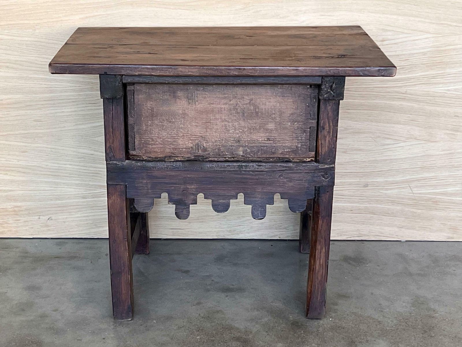 Mobilier Table d'appoint baroque espagnole, entretoise en bois et grand tiroir photo