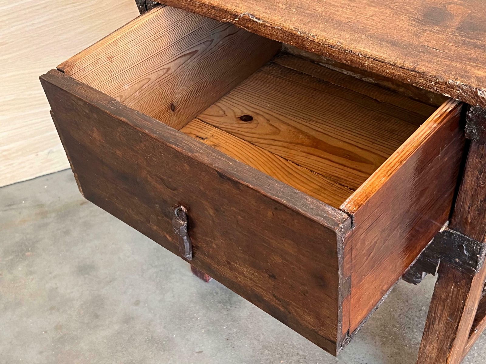 photo vinterior Table d'appoint baroque espagnole, entretoise en bois et grand tiroir