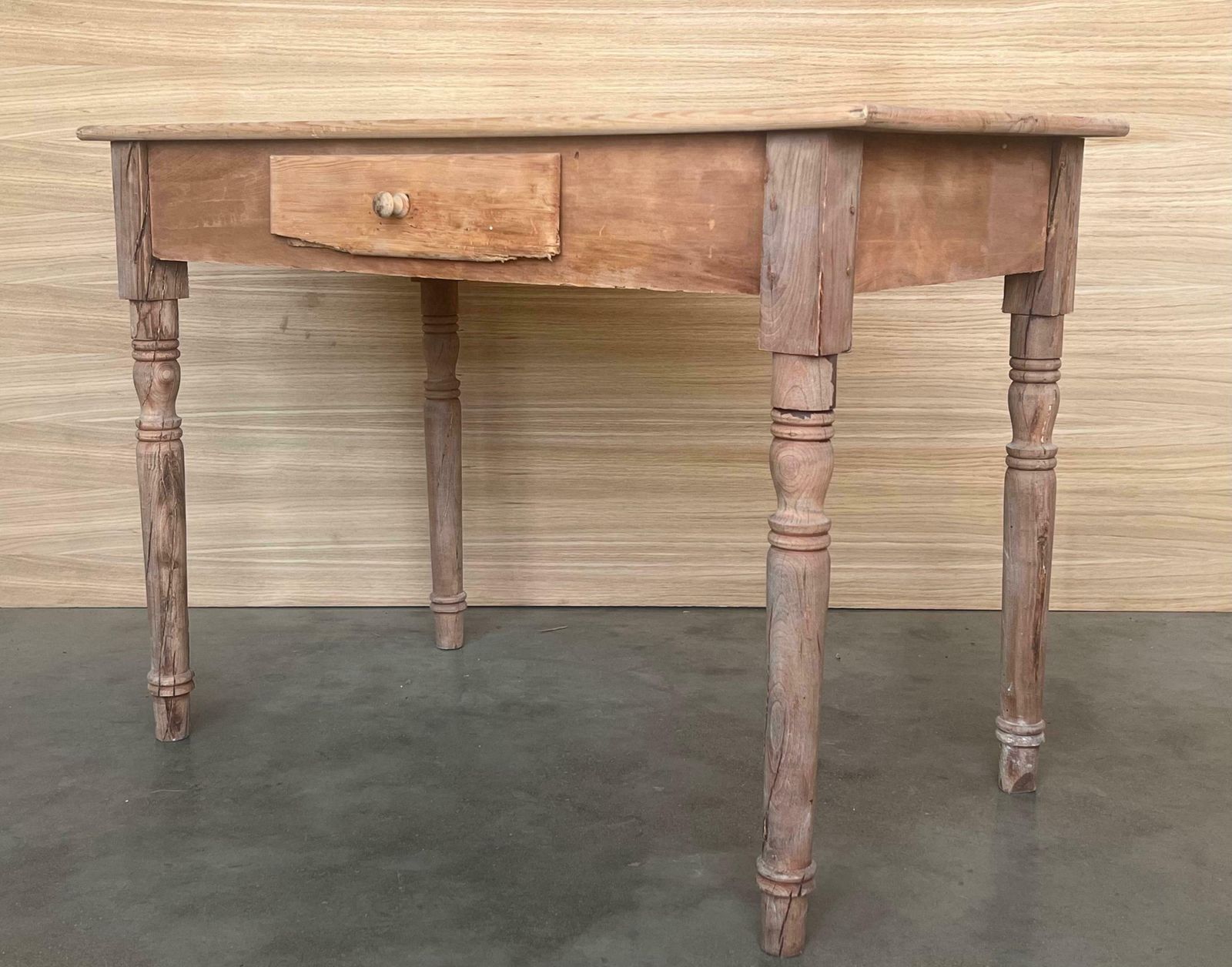 Table d'appoint baroque espagnole décolorée avec tiroir photo vinterior