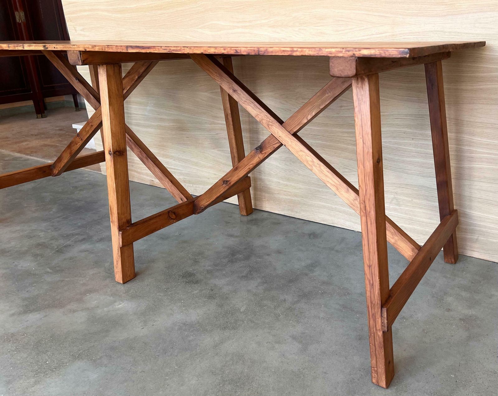 Ensemble de deux tables à manger rustiques espagnoles en pin, avec entretoise photo for sale