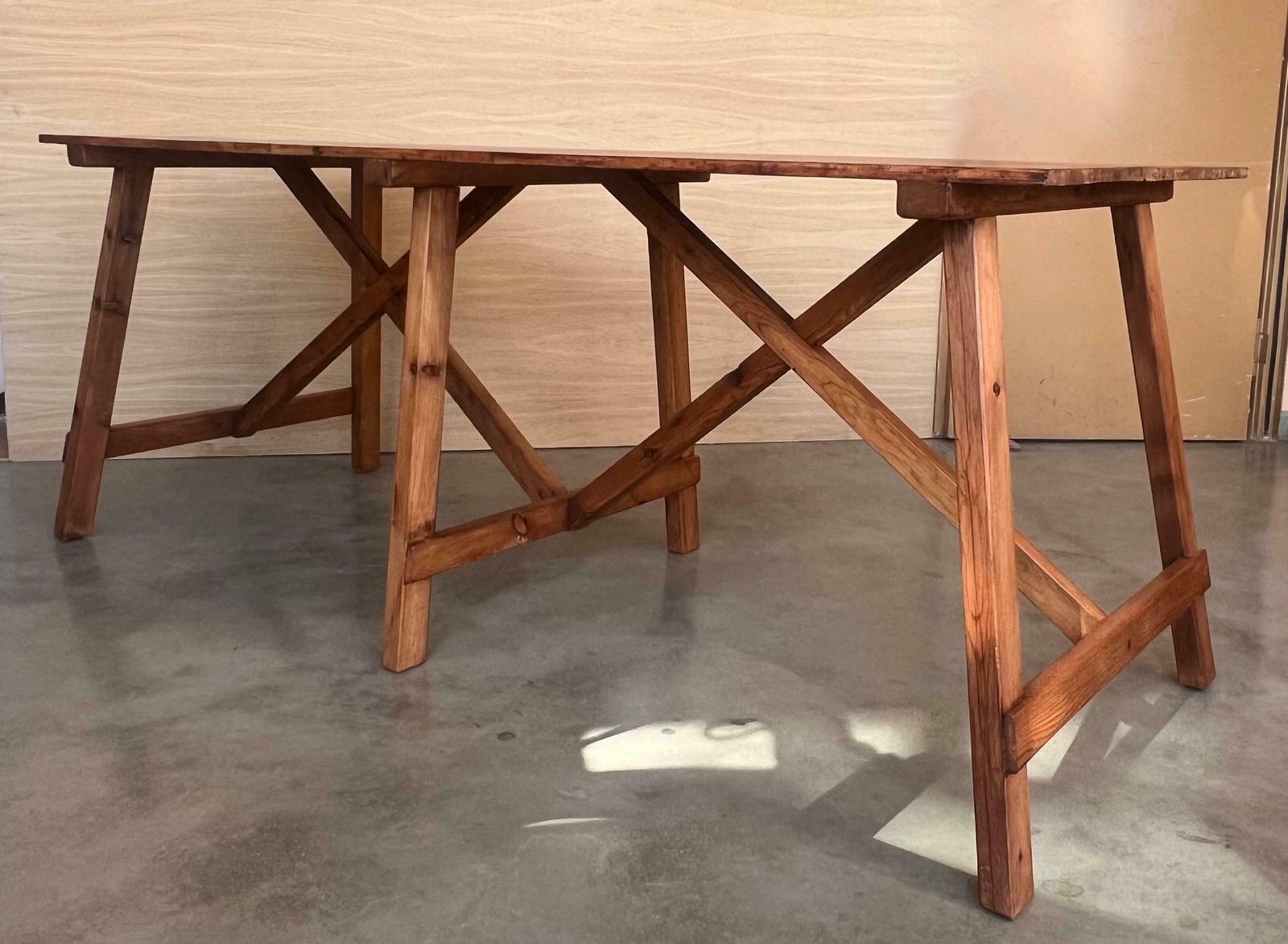 photo for sale Ensemble de deux tables à manger rustiques espagnoles en pin, avec entretoise