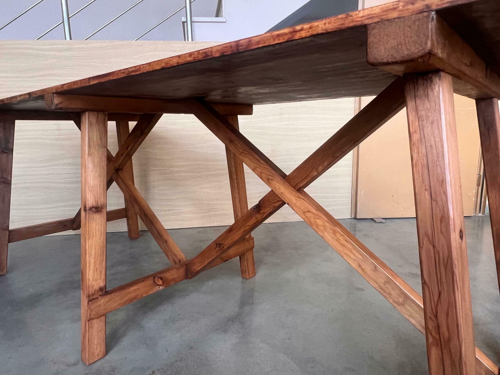 8898.0 Ensemble de deux tables à manger rustiques espagnoles en pin, avec entretoise photo
