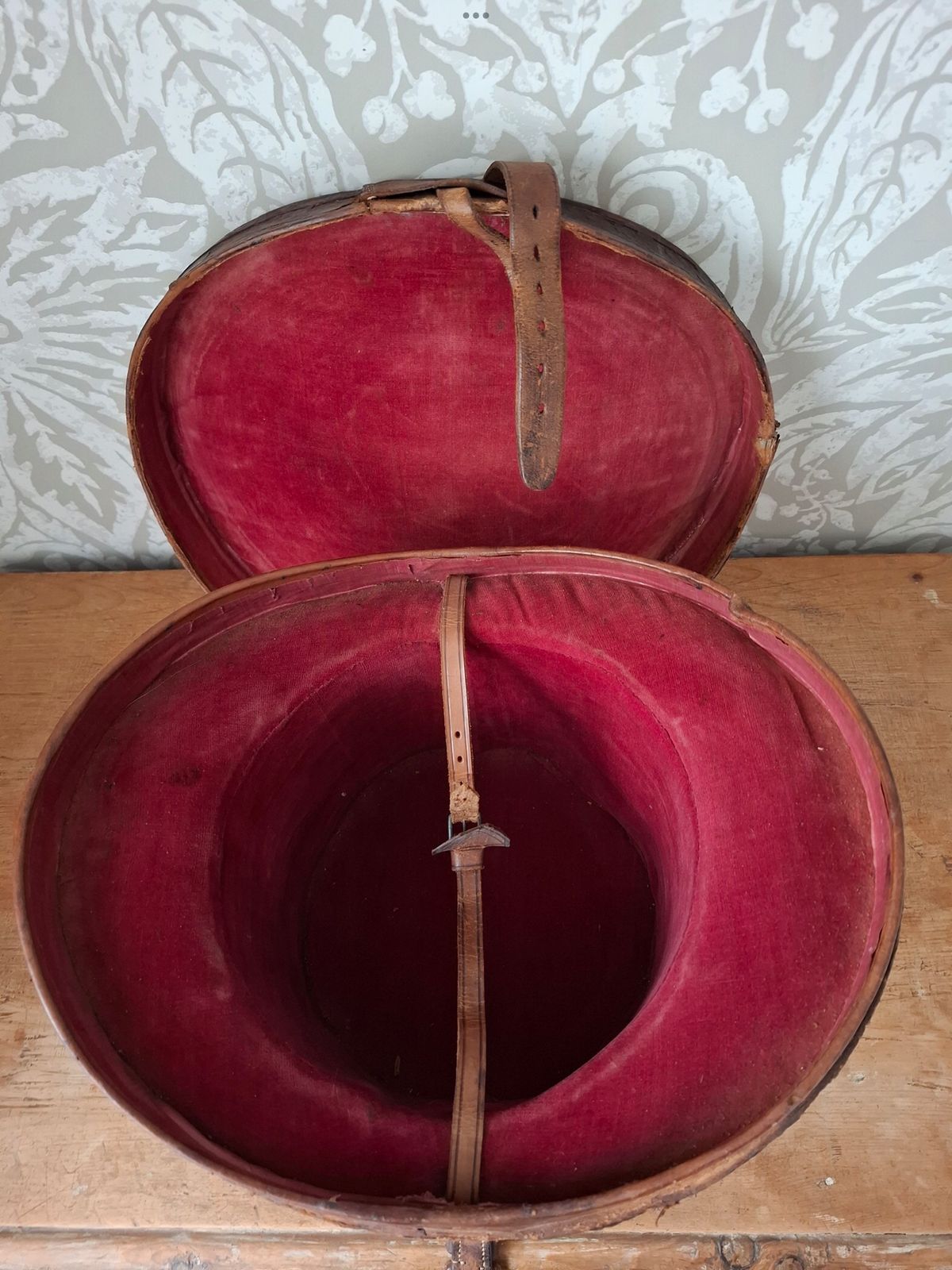 Late 1700s George II Leather Top Hat Case photo for sale