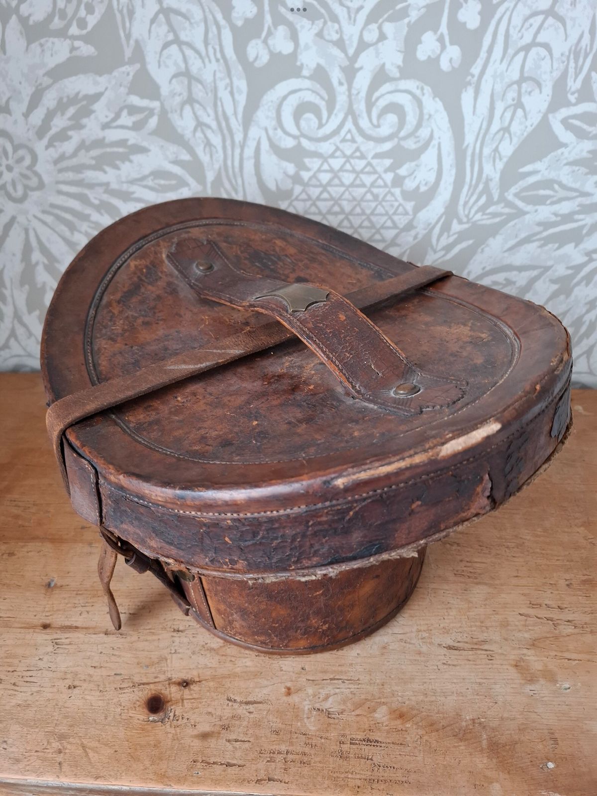 Late 1700s George II Leather Top Hat Case photo vinterior