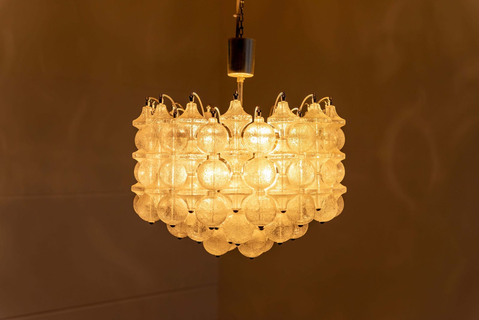 photo vinterior Hollywood Regency Murano Glass "Tulip" Chandelier Ott International, 1960s