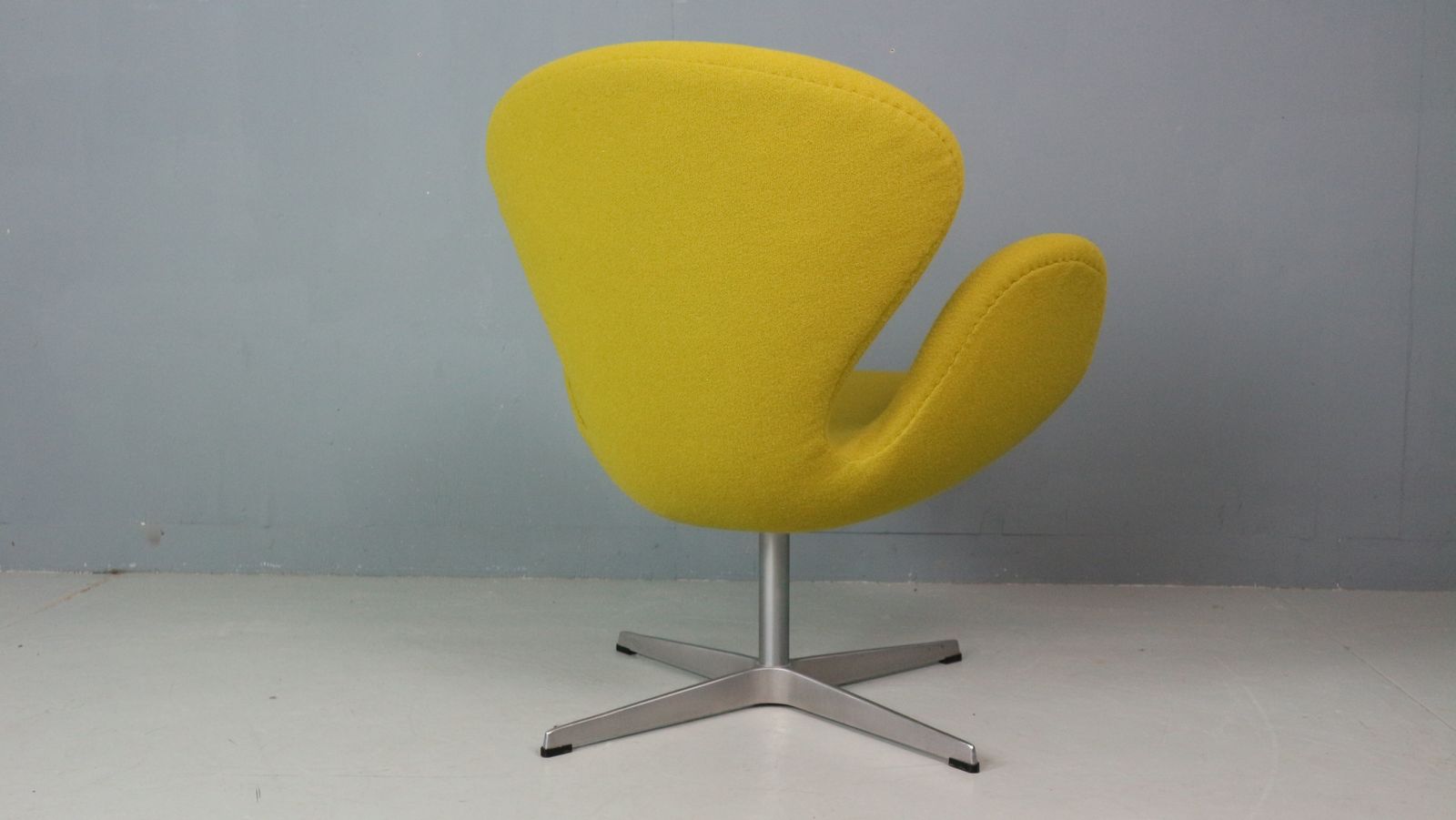 2500.0 Swan Chair In Yellow Designed By Arne Jacobsen And Fritz Hansen photo