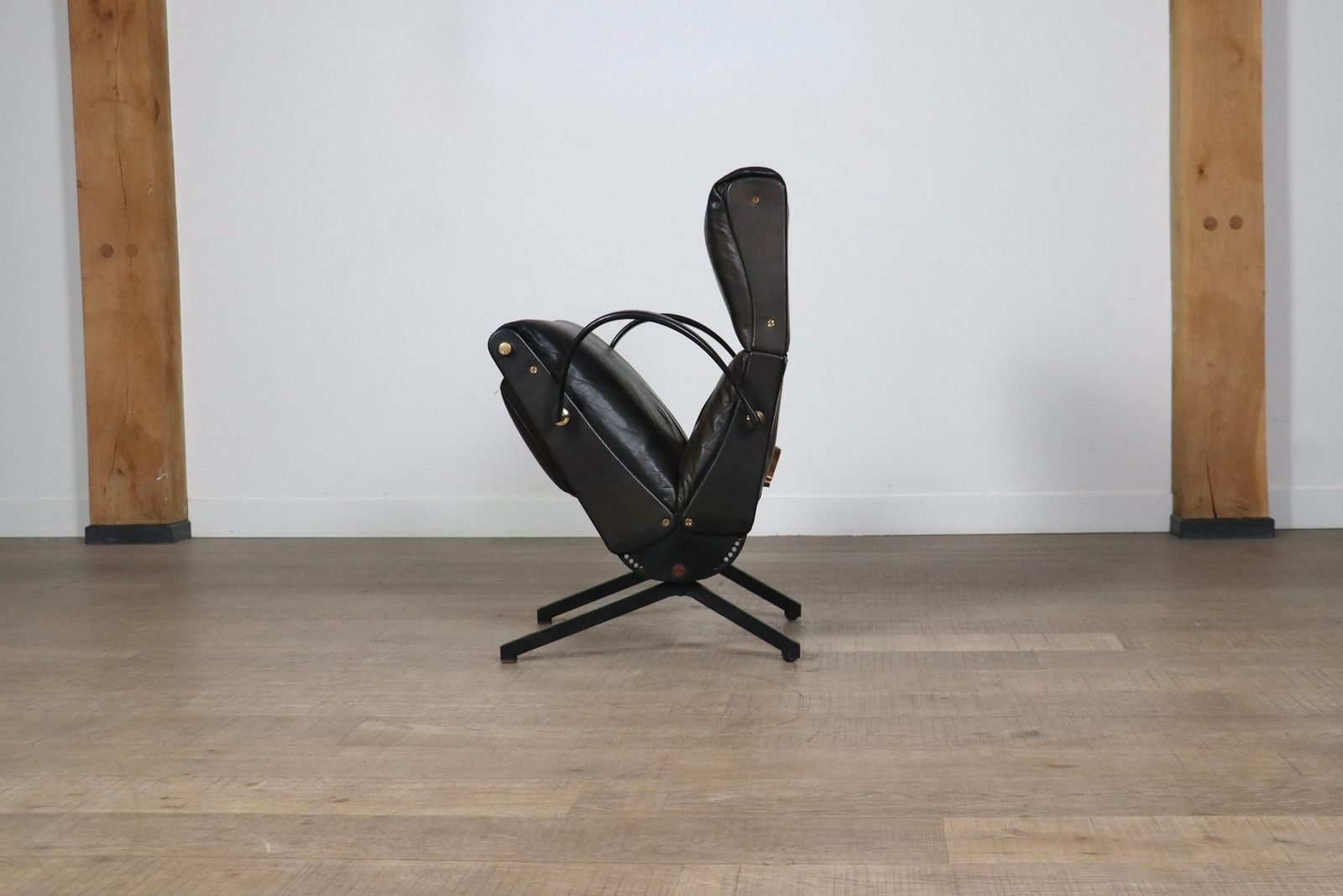 photo for sale P40 Lounge Chair By Osvaldo Borsani For Tecno In Original Leather, Italy 1960s